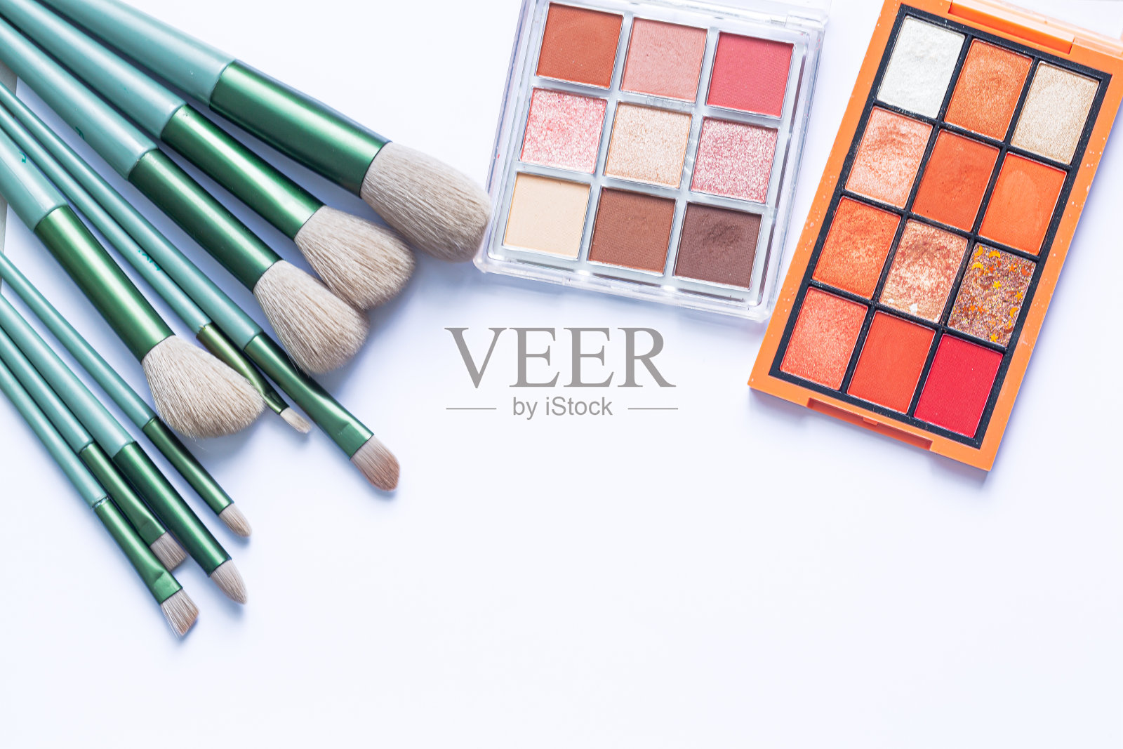 转换和化妆化妆品，多尺寸的脸化妆转换器和多色桌面化妆套件。照片摄影图片