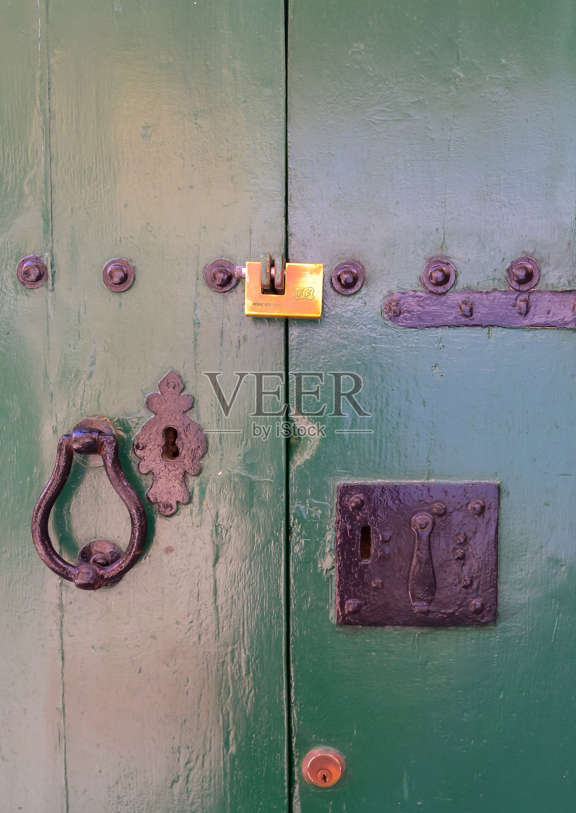 马耳他老房子木门上的传统铜把手和门环照片摄影图片