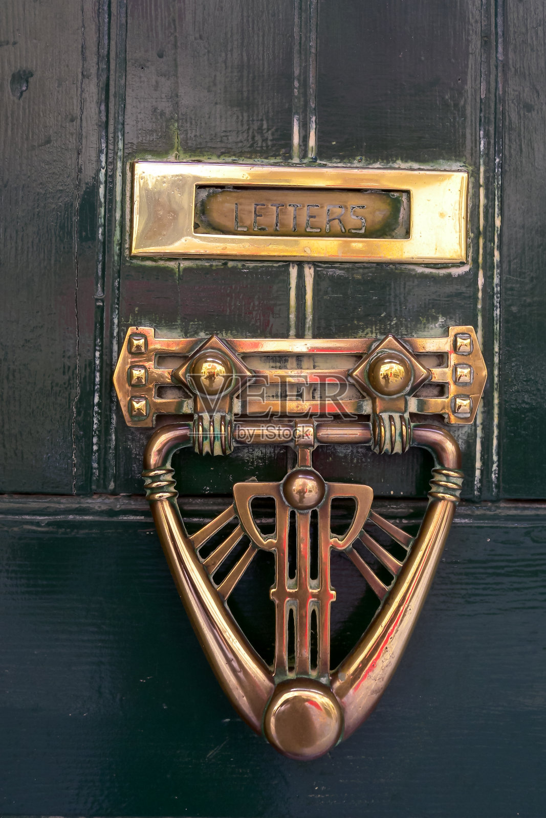 在马耳他岛的瓦莱塔，一扇古老建筑上的传统马耳他门的锤子把手照片摄影图片