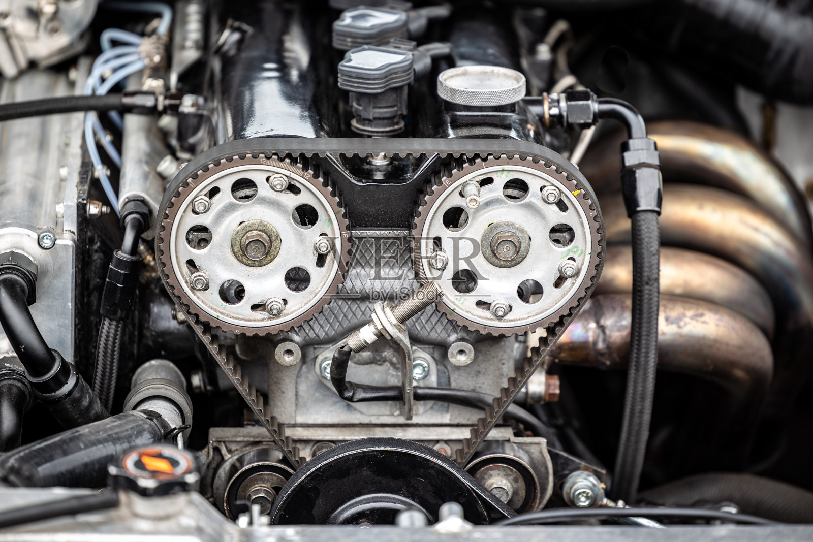 带滑轮车轮和凸轮带的双凸轮汽车发动机照片摄影图片