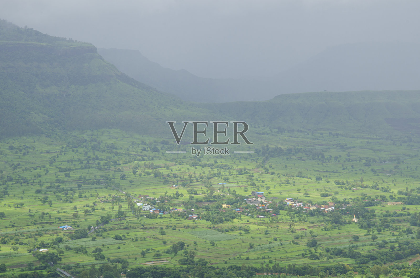 山谷里的一个小村庄。季风季节。背景。背景。照片摄影图片