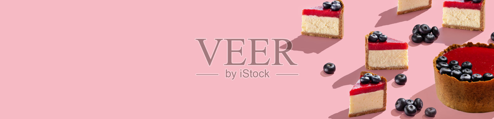 粉红色背景的浆果芝士蛋糕横幅。图案可口的碎片和蓝莓。为你的文本复制空间。糖果商的概念。照片摄影图片