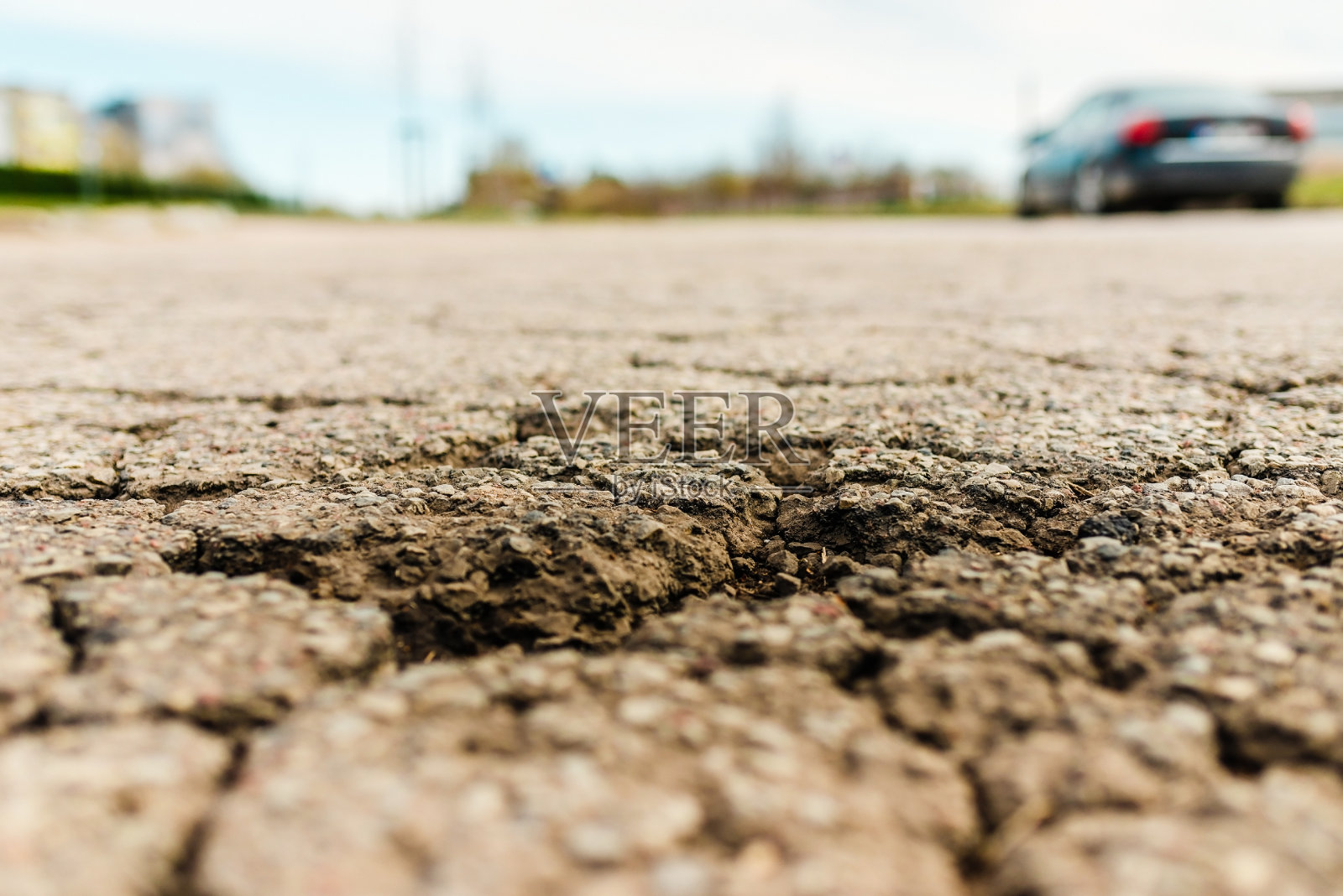 空的损坏的阿尔法路在街上。迷离的蓝天，汽车的背景。照片摄影图片