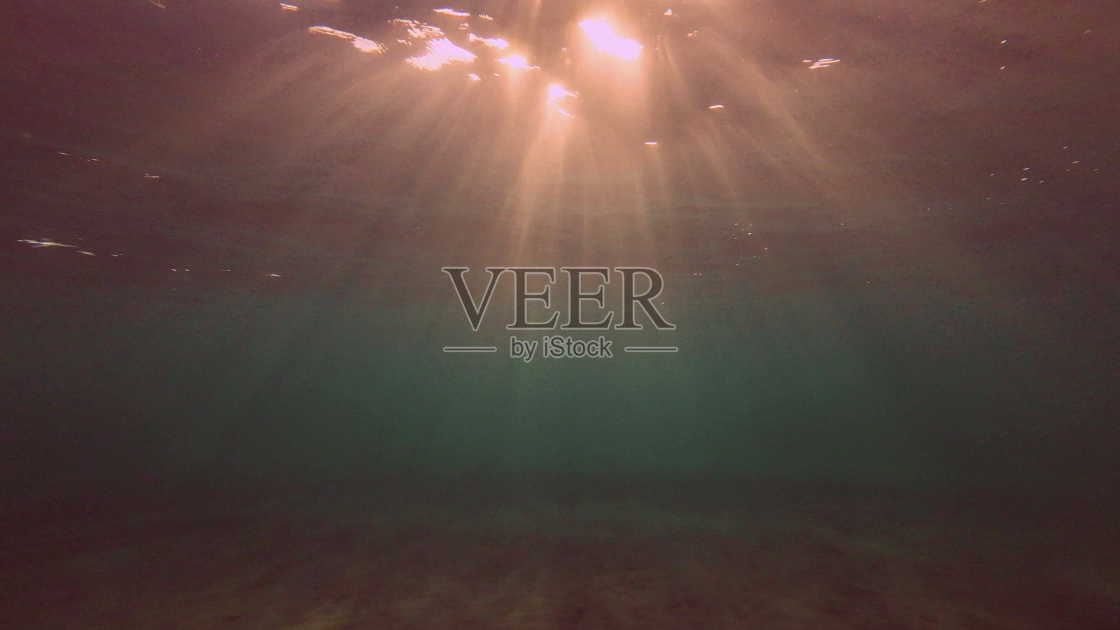 清晨阳光穿透水面，红海海底光线形成美丽的光晕照片摄影图片