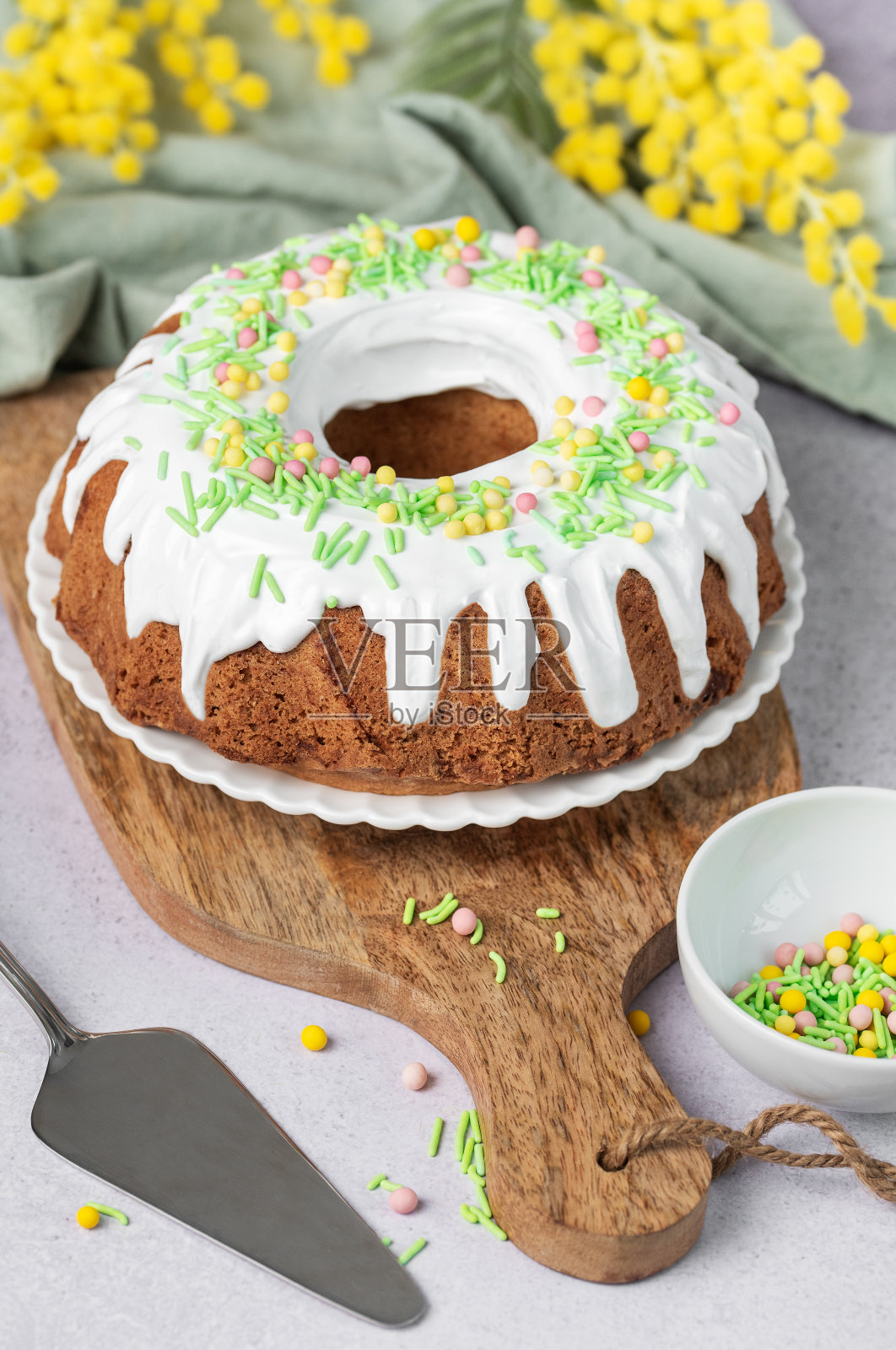 复活节蛋糕和复活节彩蛋照片摄影图片