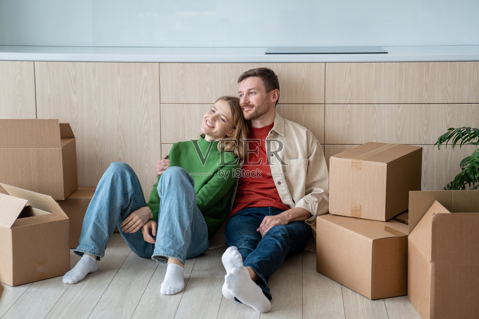 幸福的夫妇，男人，女人拥抱，梦想着新公寓的生活，坐在地板上照片摄影图片