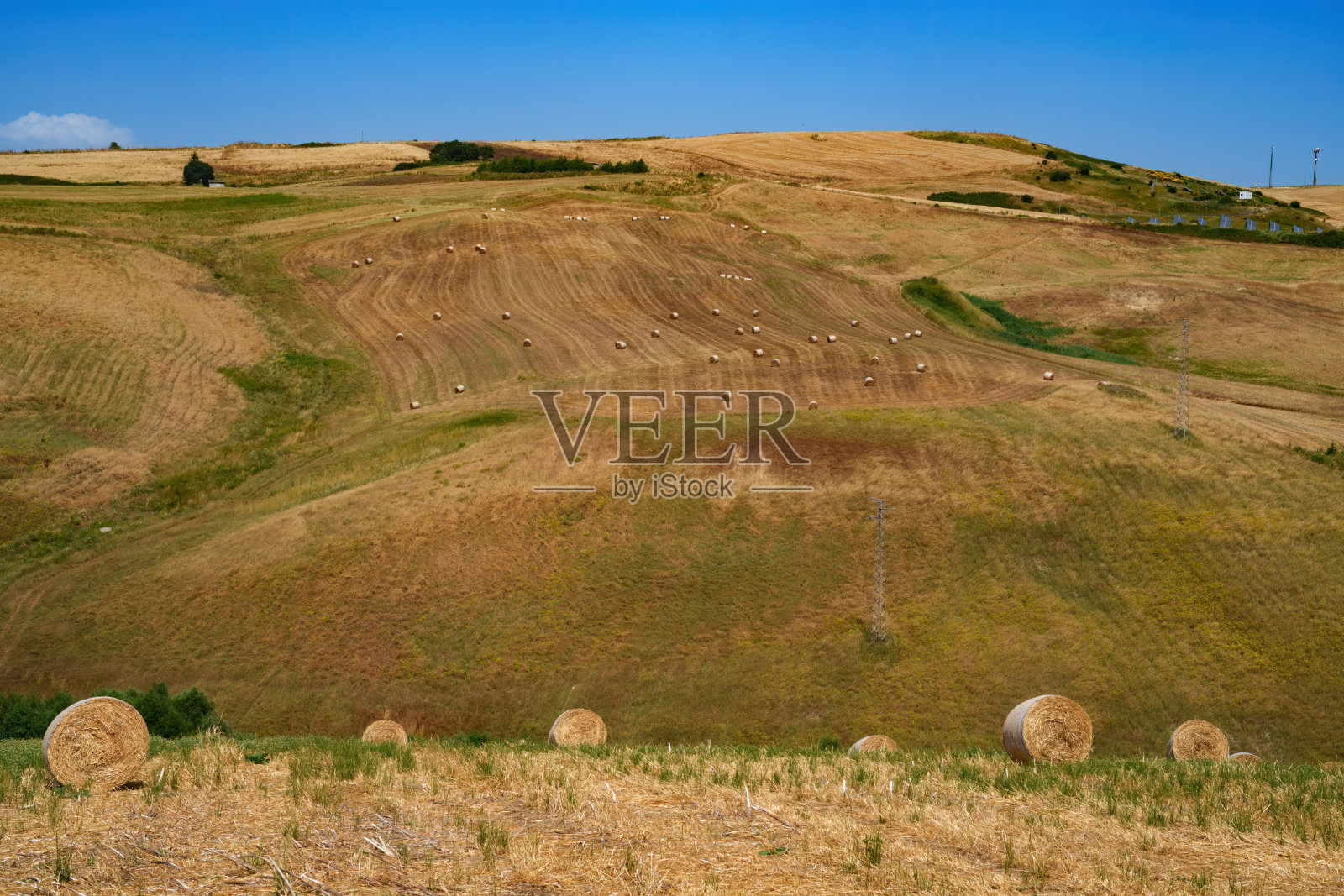 特里卡里科和圣基里科附近的乡村景观，巴西利卡塔，意大利照片摄影图片