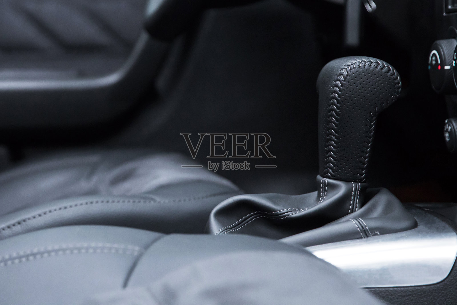 现代汽车的黑色内饰。仪表板。豪华真皮方向盘。自动控制。车内车门。汽车座椅。汽车沙发。后排和前排。内饰和门饰。高质量的照片摄影图片