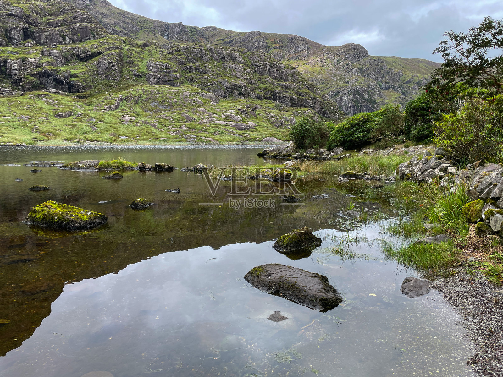 在爱尔兰克里郡的基拉尼国家公园，沿着邓洛峡谷的黑湖倒影照片摄影图片
