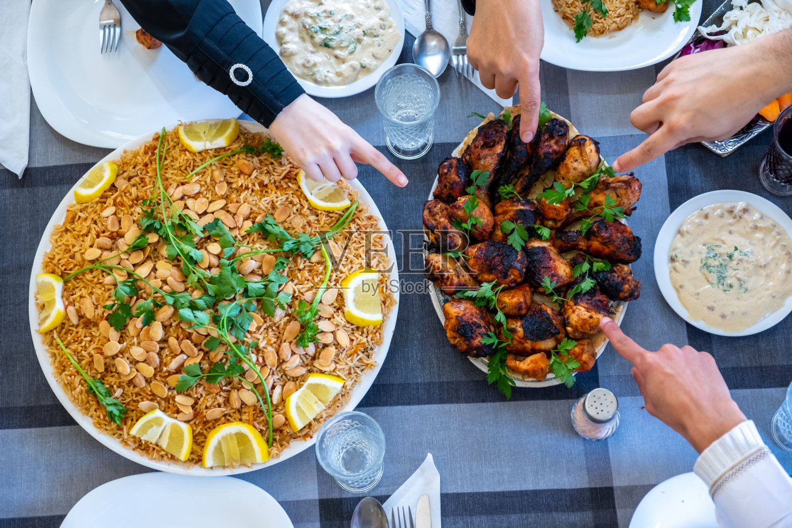 快乐的穆斯林家庭一起用餐照片摄影图片