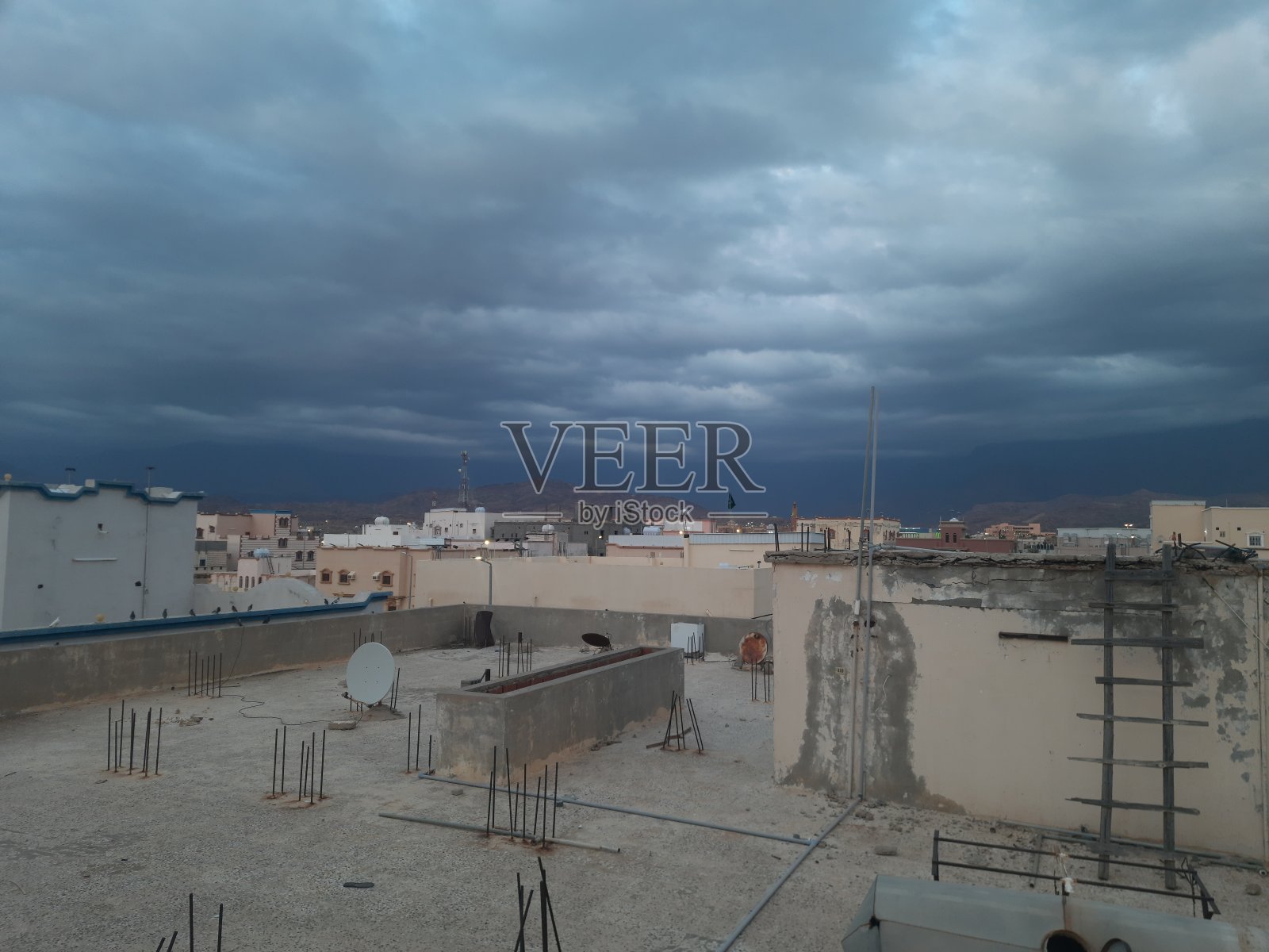 灰色天空下冬季小镇的建筑和街道的俯视图照片摄影图片