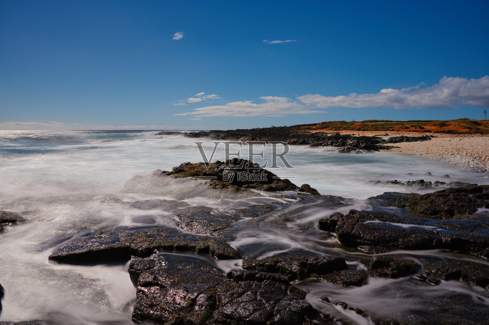 夏威夷海浪上的黑色岩石照片摄影图片