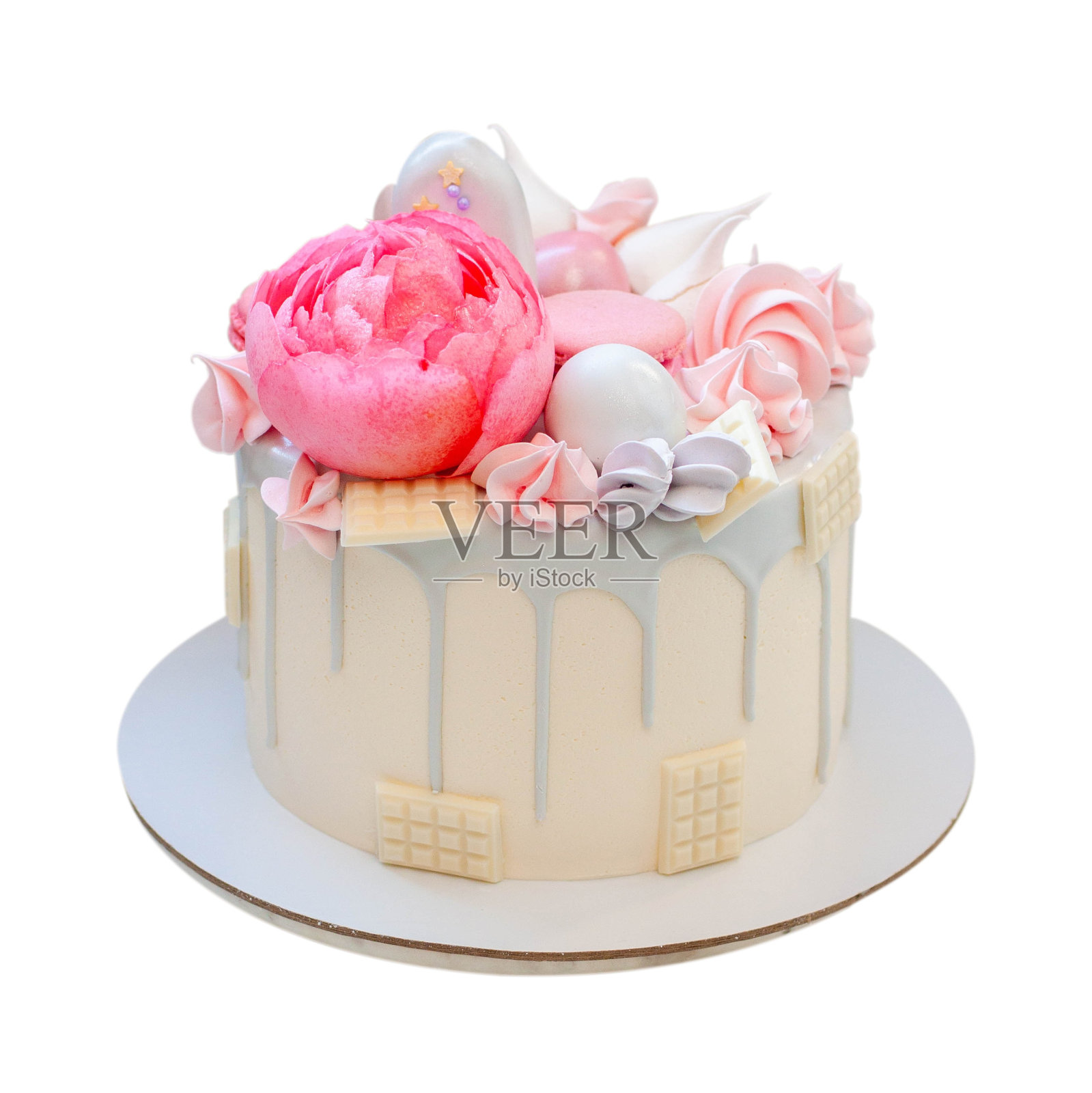 优雅的灰色蛋糕，装饰着融化的白巧克力，杏仁饼，可食用的粉红色牡丹。孤立。特写，png，白色背景照片摄影图片