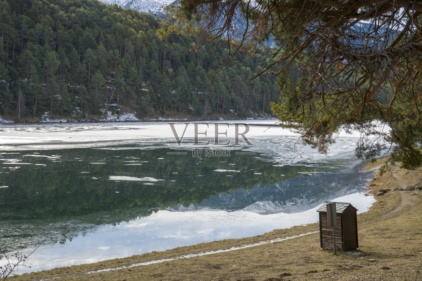 冬天，安道尔的恩戈拉斯特冰湖照片摄影图片