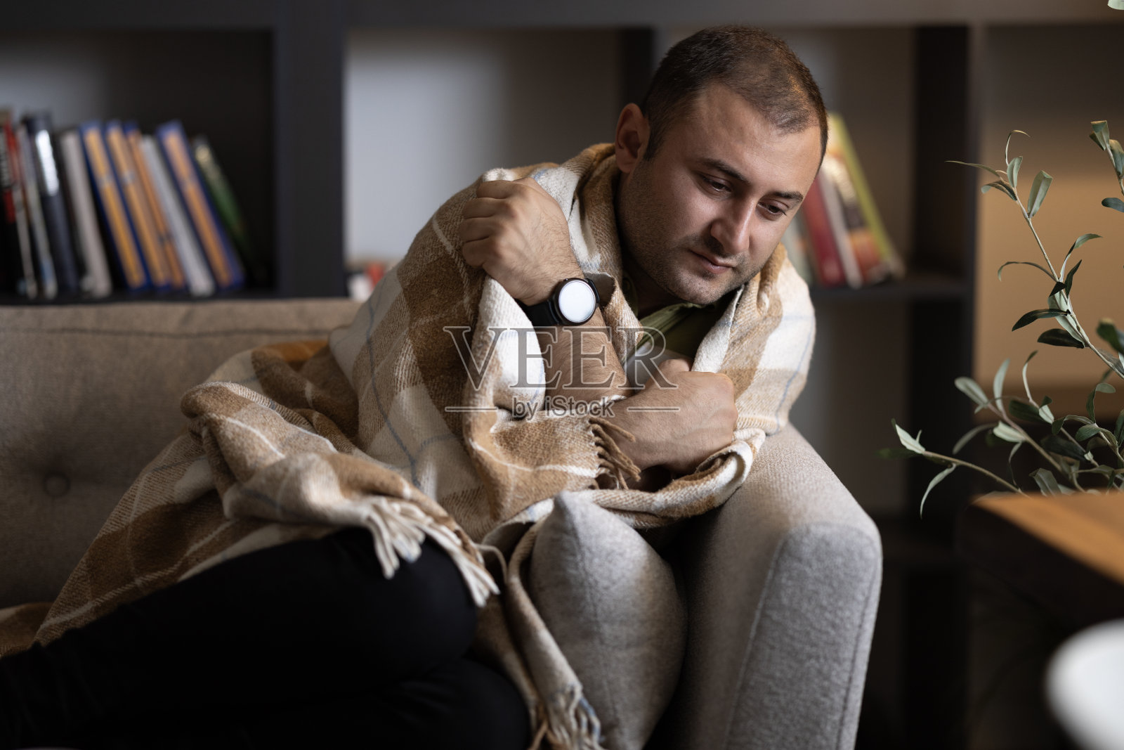 男人独自一人在家，看起来悲伤沮丧照片摄影图片