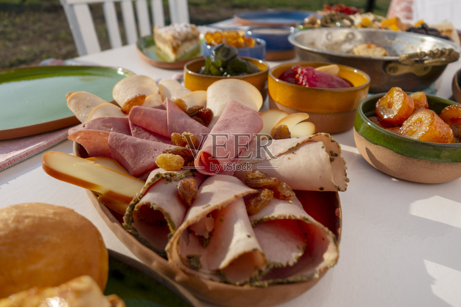 土耳其早餐桌。在外面。没有人。照片摄影图片