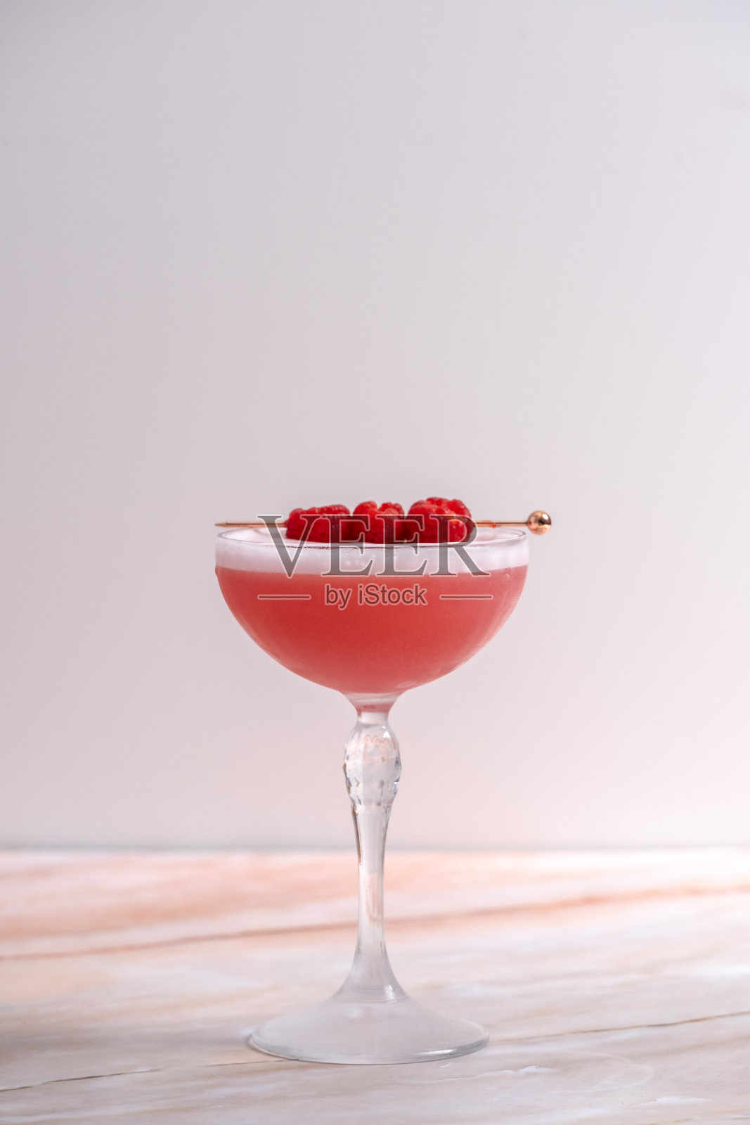 覆盆子杜松子酒三叶草俱乐部鸡尾酒前视图照片摄影图片