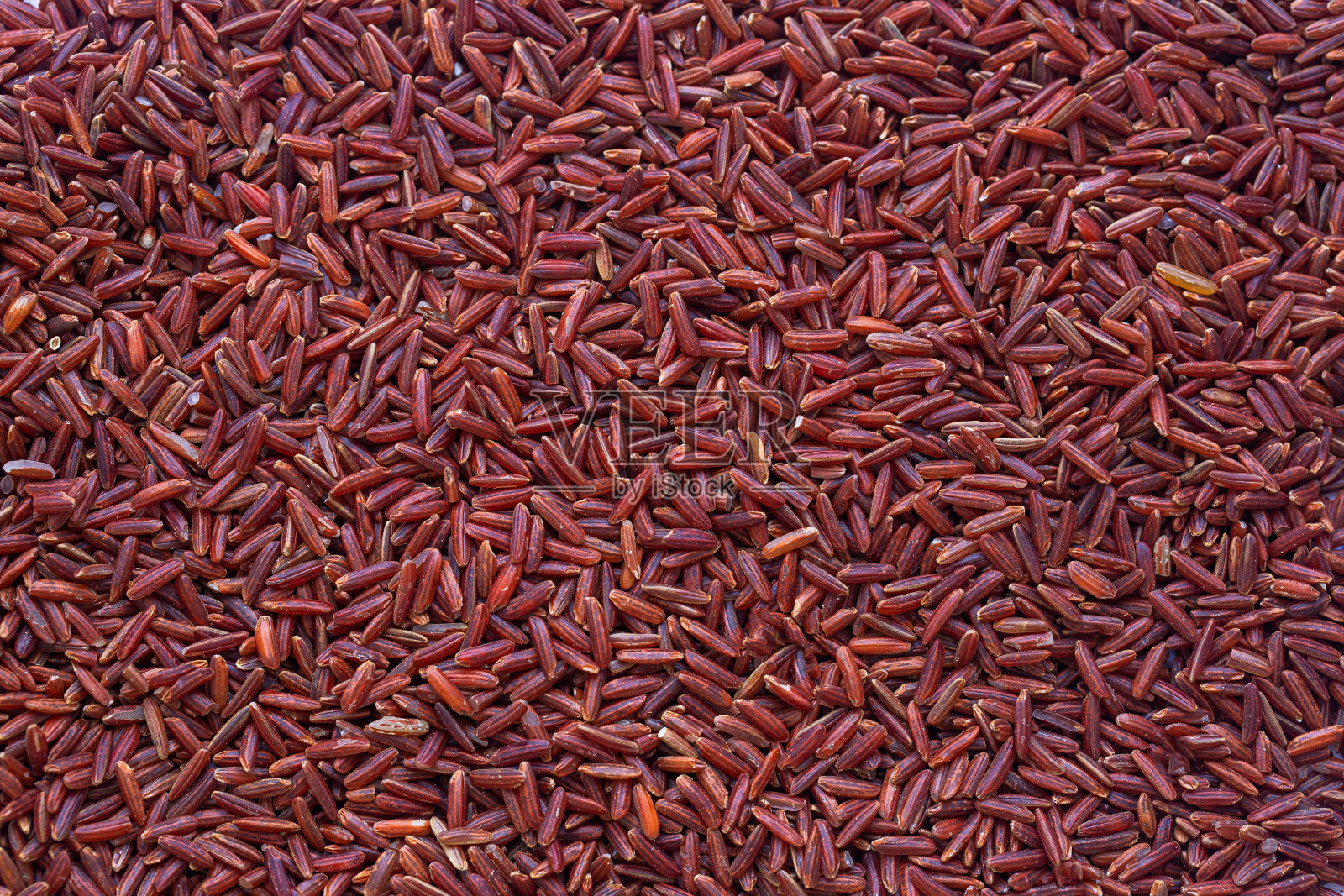 宏观黑米种子，近景有机黑紫米背景图。照片摄影图片