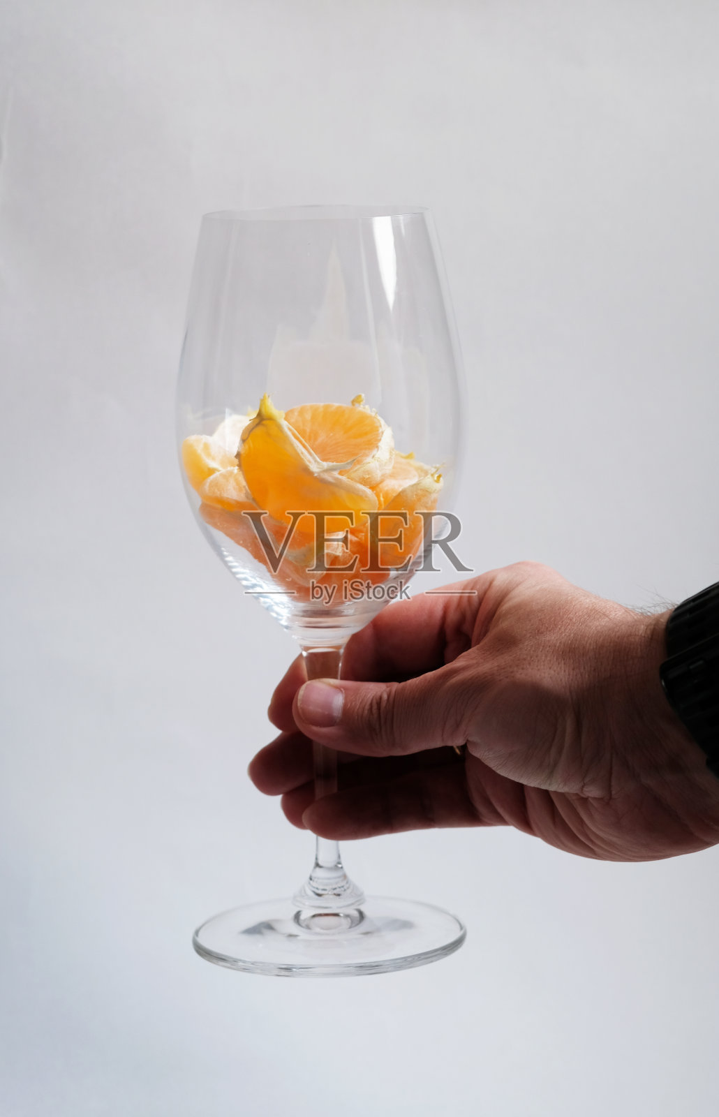 将去皮的橘子片放入玻璃杯中照片摄影图片