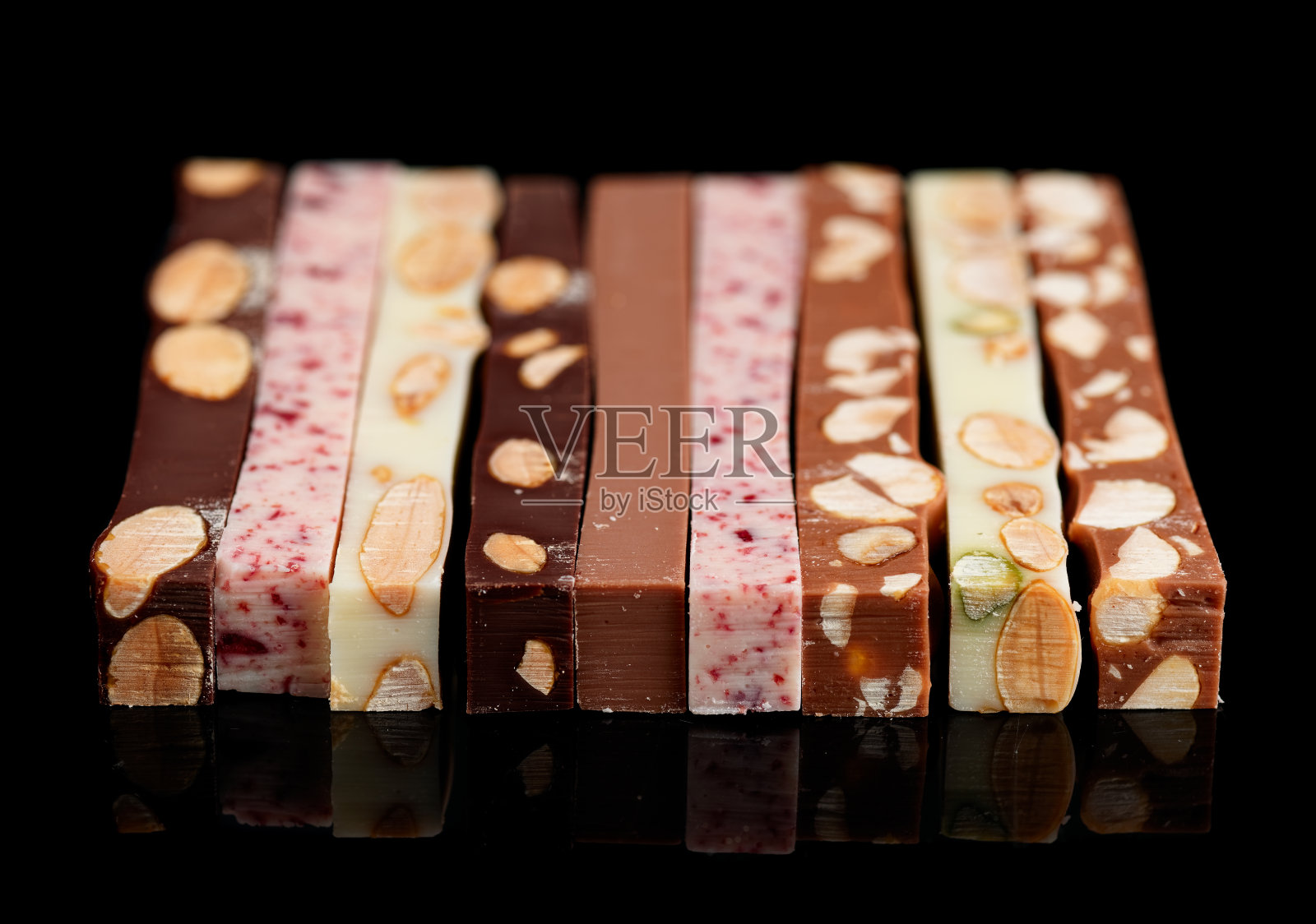 黑色背景上的一组不同的巧克力棒照片摄影图片