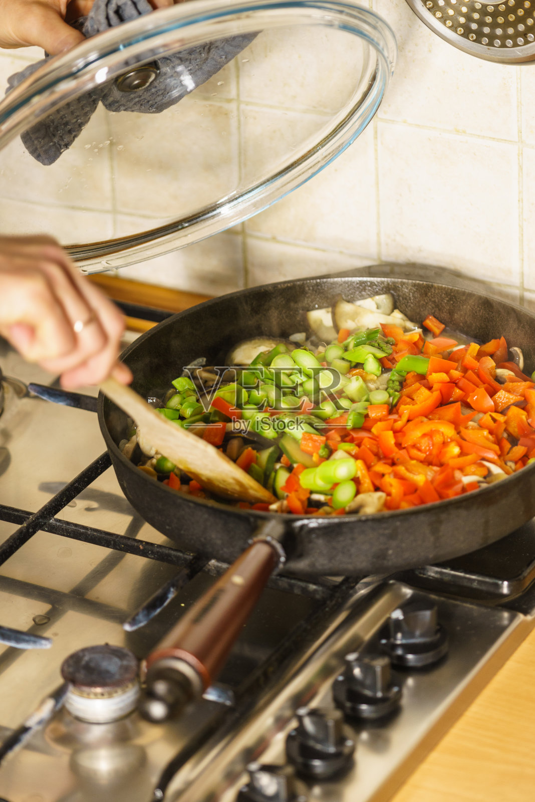 在煎锅上切碎的蔬菜照片摄影图片