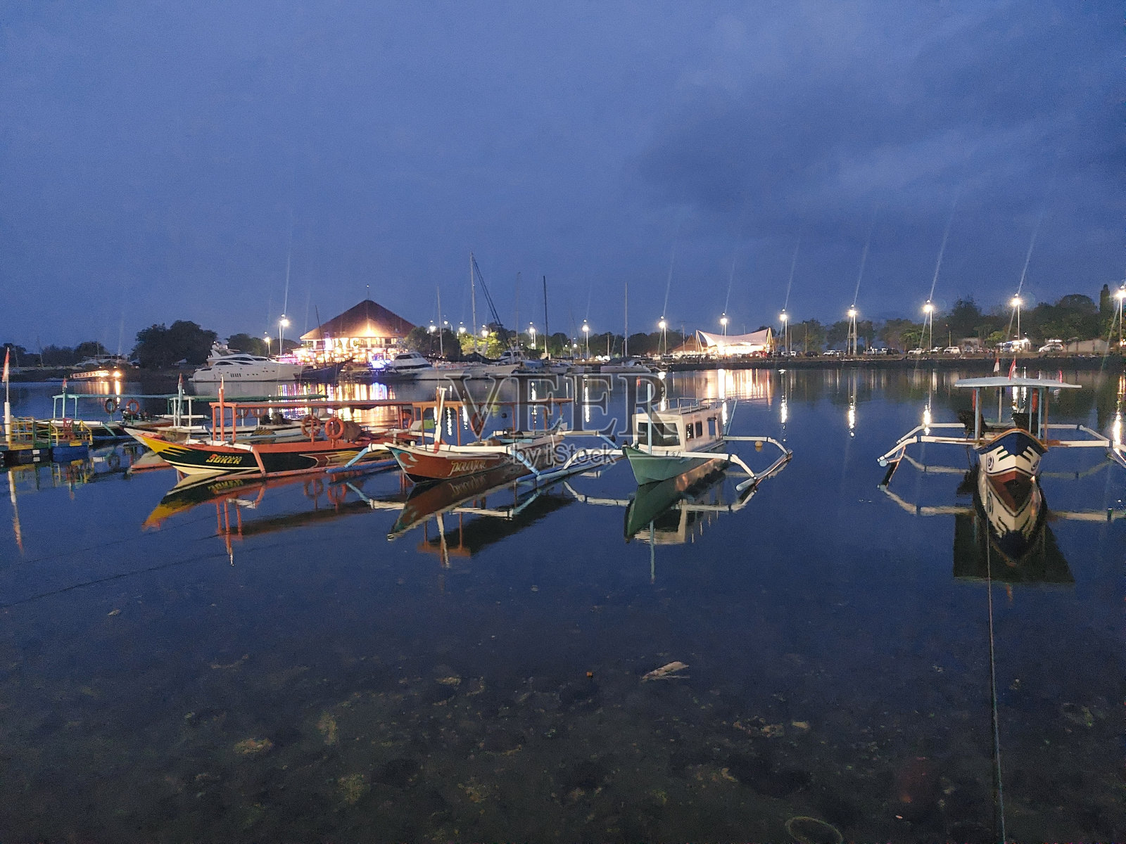 海上的夜景，还有渔船照片摄影图片