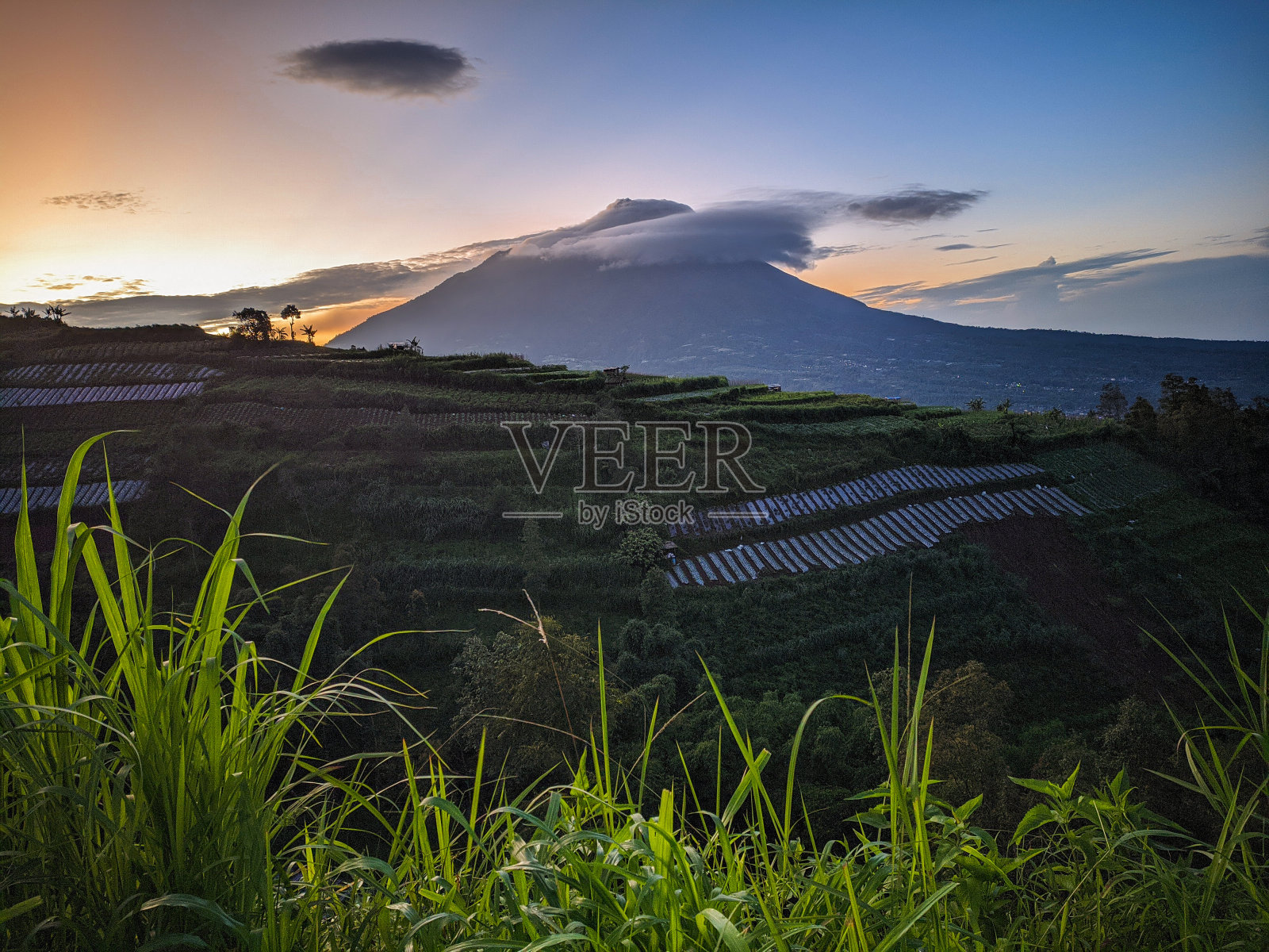 默拉皮火山脚下照片摄影图片