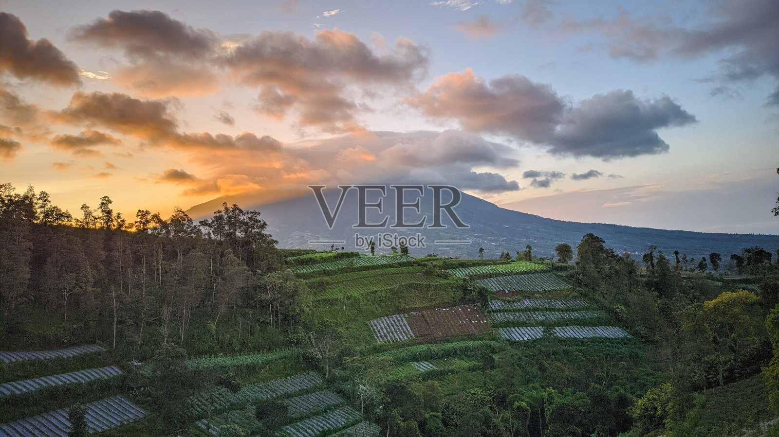 默拉皮火山脚下照片摄影图片