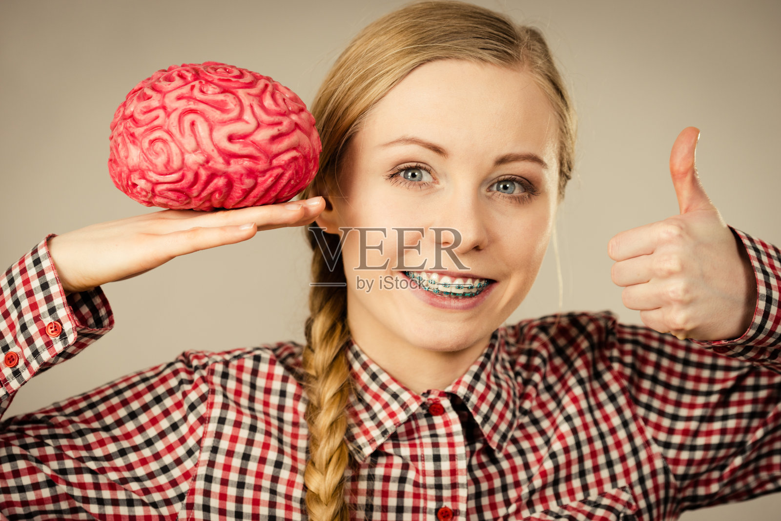 女人在想，拿着假脑子照片摄影图片