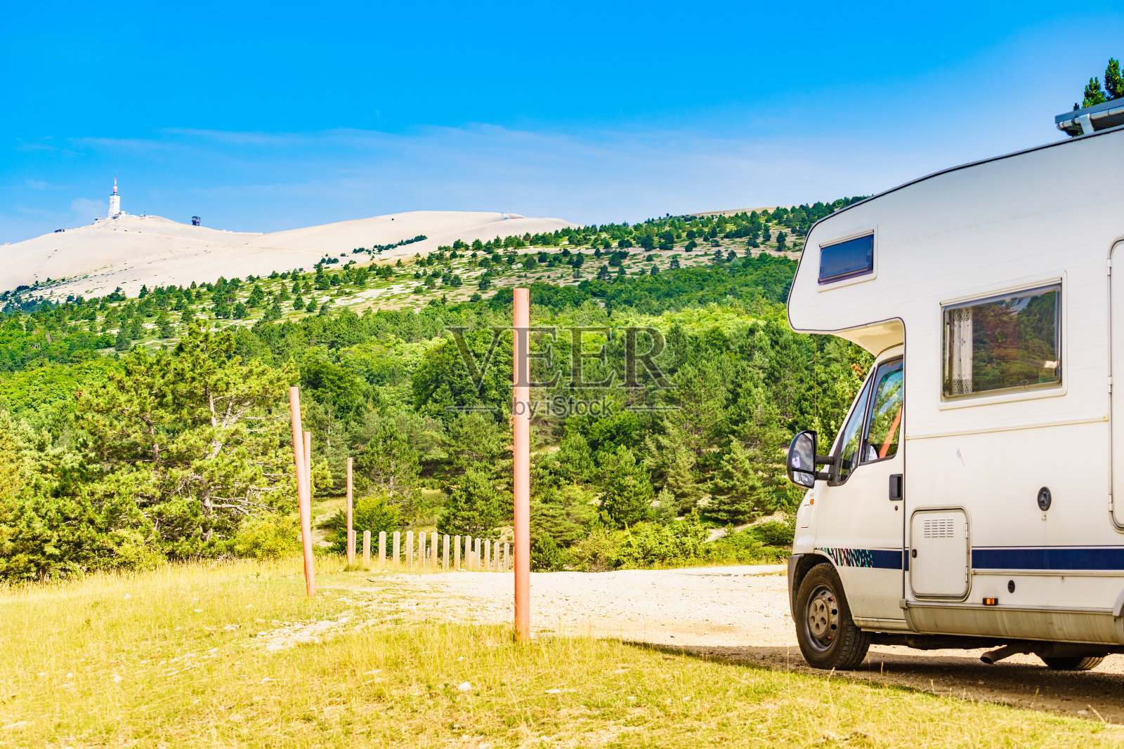 山里的大篷车。远处的文图山。Provance照片摄影图片