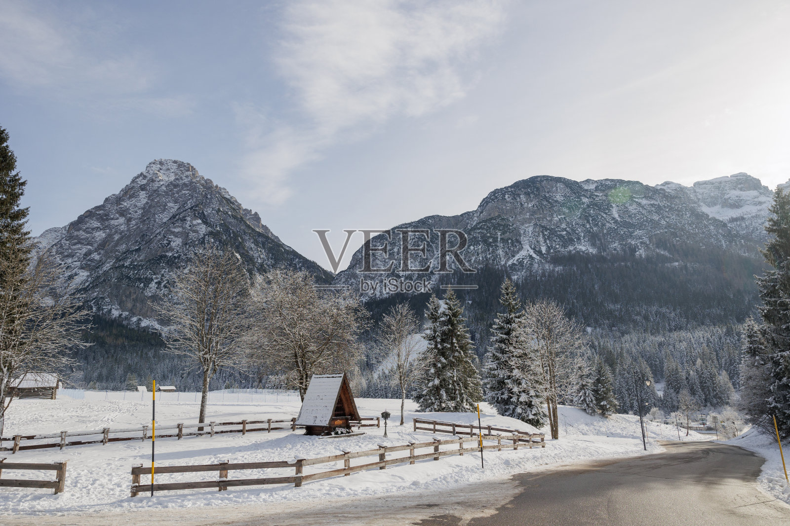 在一个寒冷的冬季早晨，在多云的天空下，各种山脉和萨帕达附近山区的自然区域的全景，完全被冰雪覆盖照片摄影图片