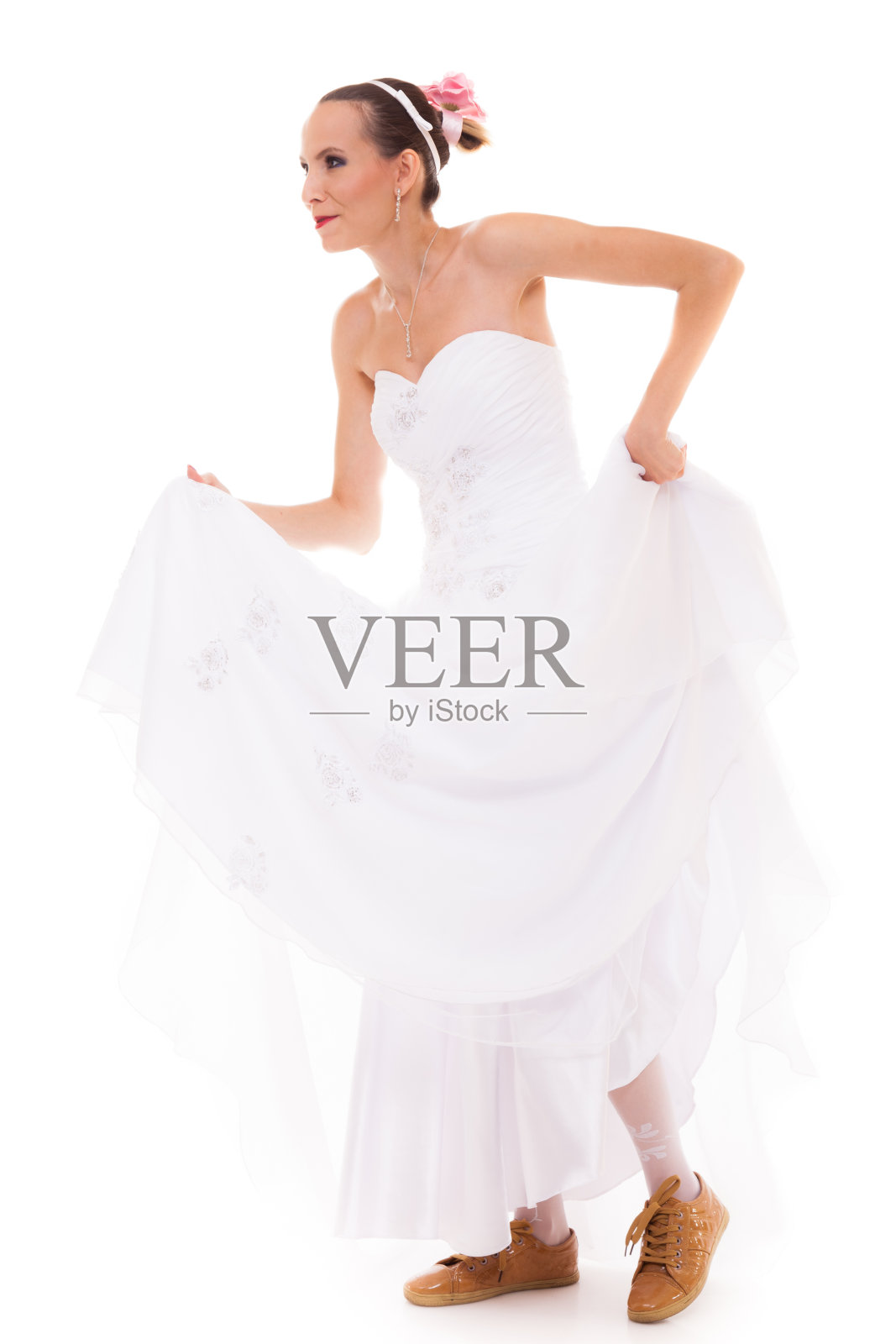 的婚礼。跑步新娘穿着运动鞋的有趣女人照片摄影图片