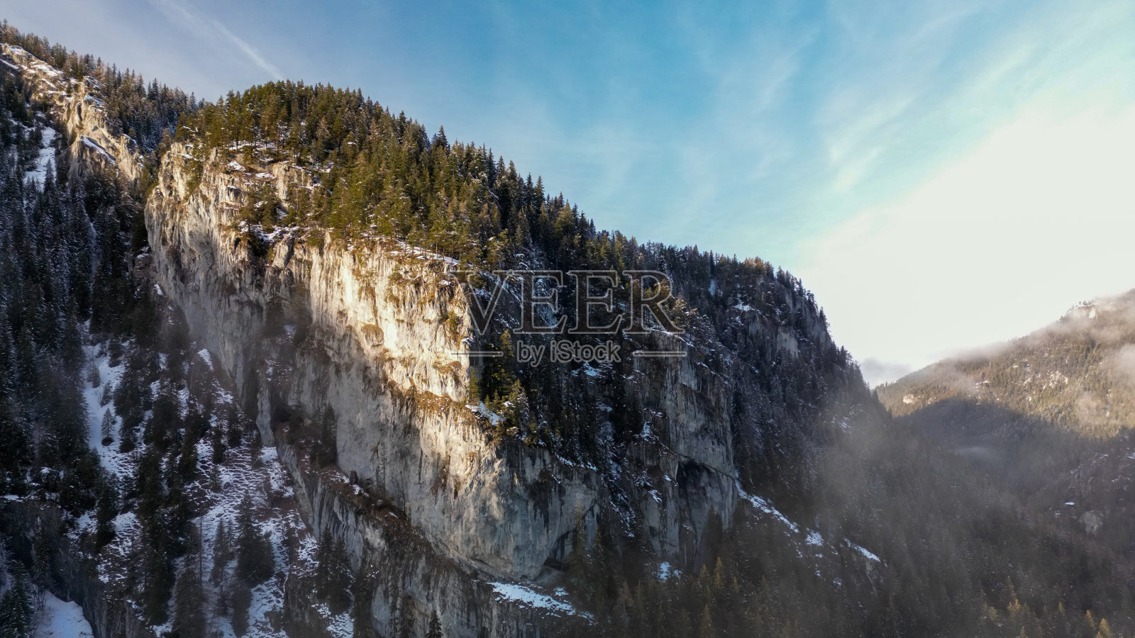 在斯洛伐克的低塔特拉山脉的雾蒙蒙的神秘冬季松林鸟瞰图照片摄影图片