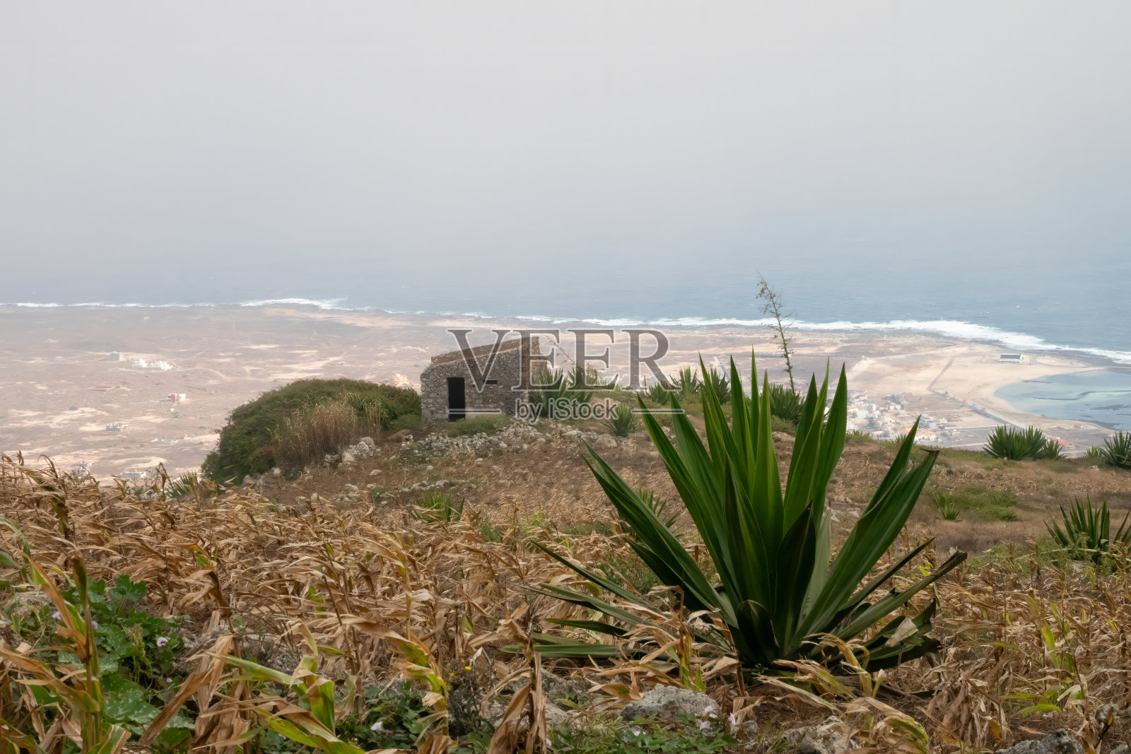 从最高的山峰佛得角的山坡上俯瞰SÃ圣文森岛(圣文森岛)的雾气。照片摄影图片