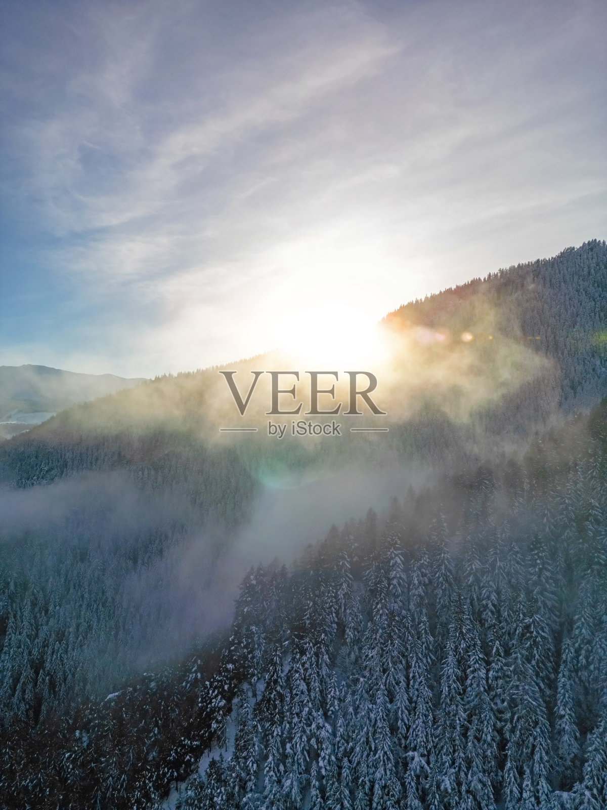 斯洛伐克低塔特拉山脉多雾冬季松林的日落鸟瞰图照片摄影图片