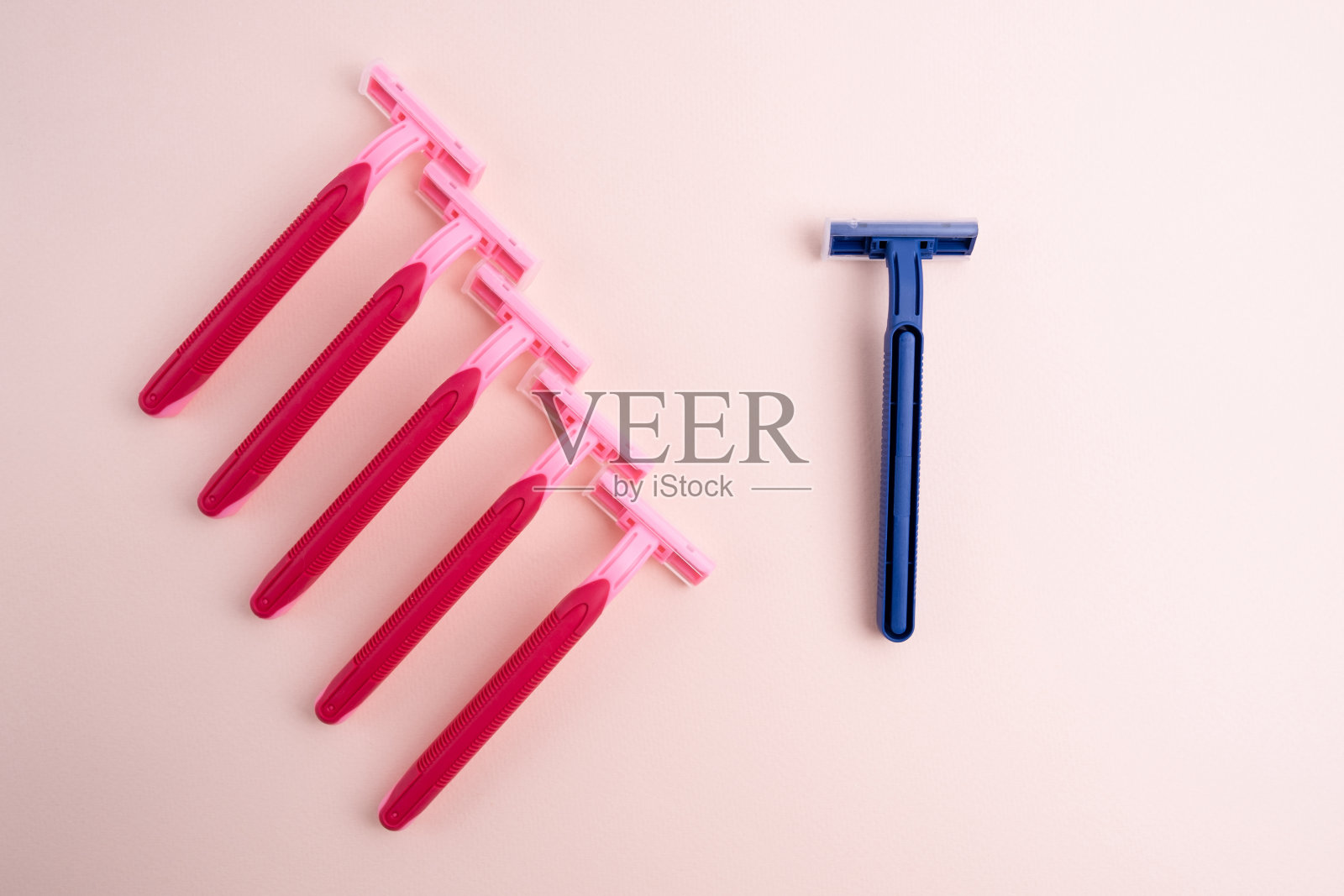 一次性塑料钢制刀片剃须刀，男女用剃须刀。皮肤和身体护理理念。脱毛。放文字的地方照片摄影图片