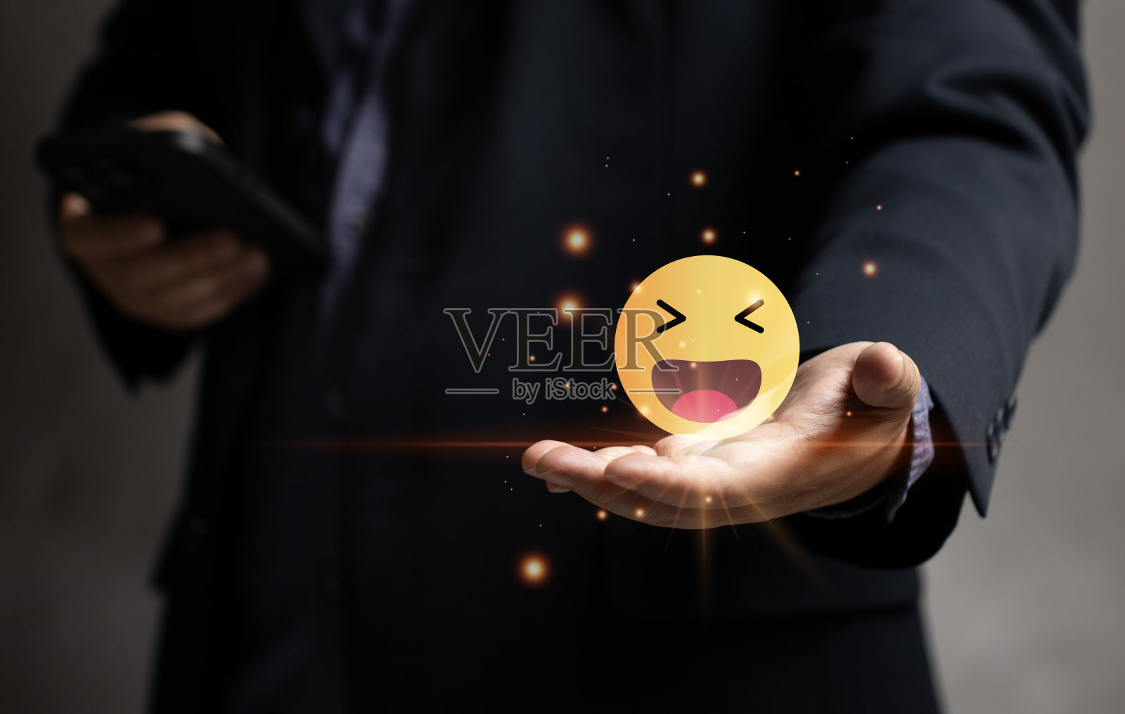 男士抱着虚拟屏幕微笑满意服务水平。服务意见调查回答问卷。服务质量评级反馈。来自客户的积极评价。表演。照片摄影图片