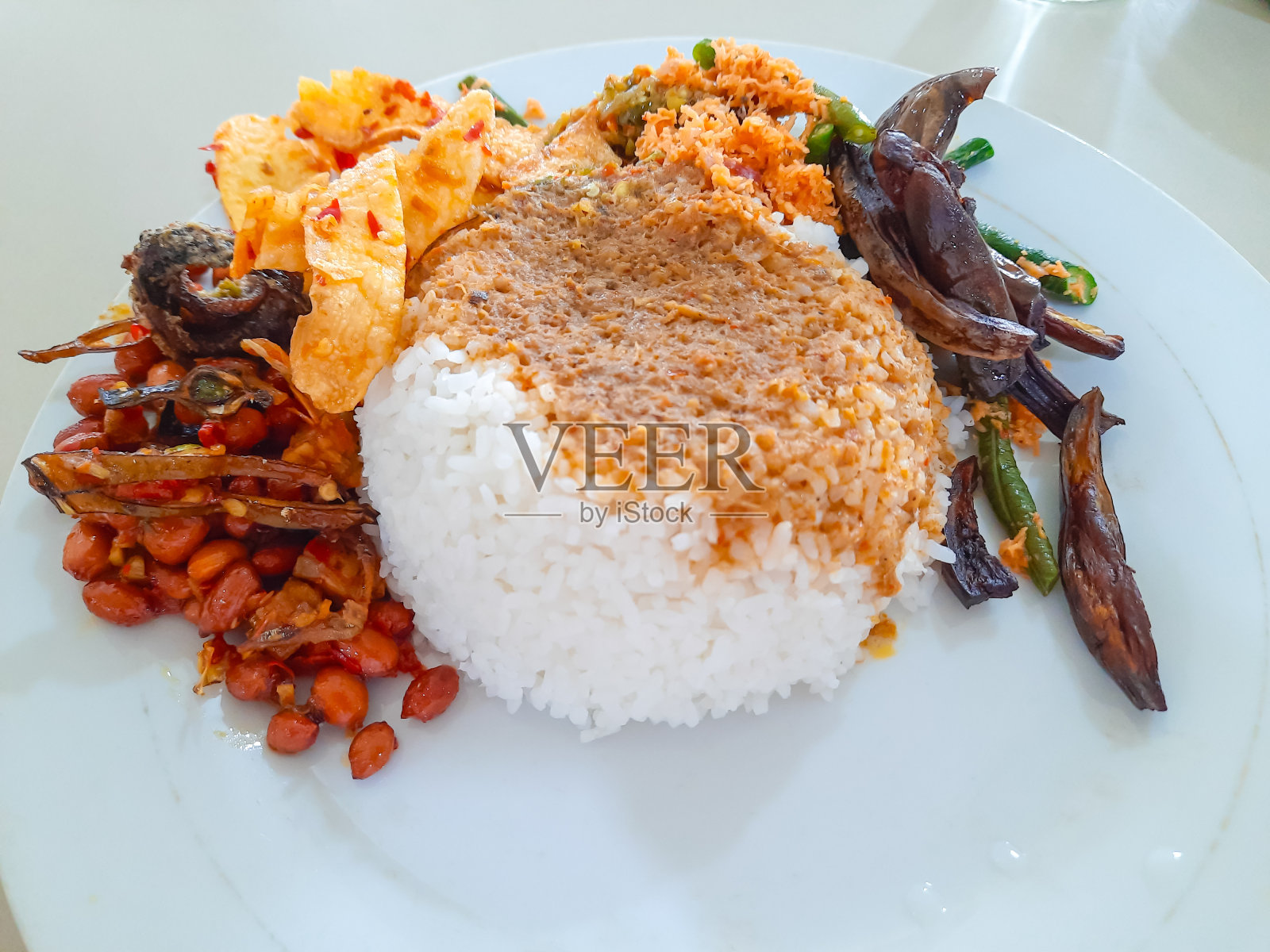 米饭搭配各种配菜的米南加美食是印尼的烹饪美食之一照片摄影图片