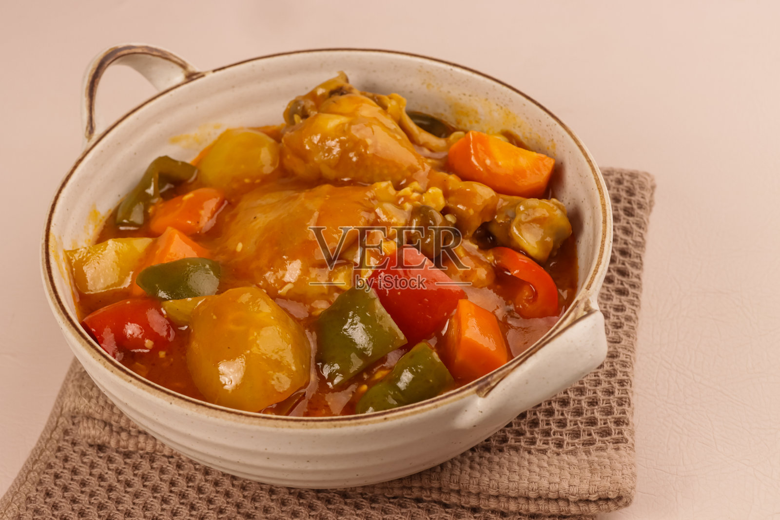 阿非利达鸡肉是一种菲律宾鸡肉，用浓郁可口的番茄酱烹制而成。照片摄影图片