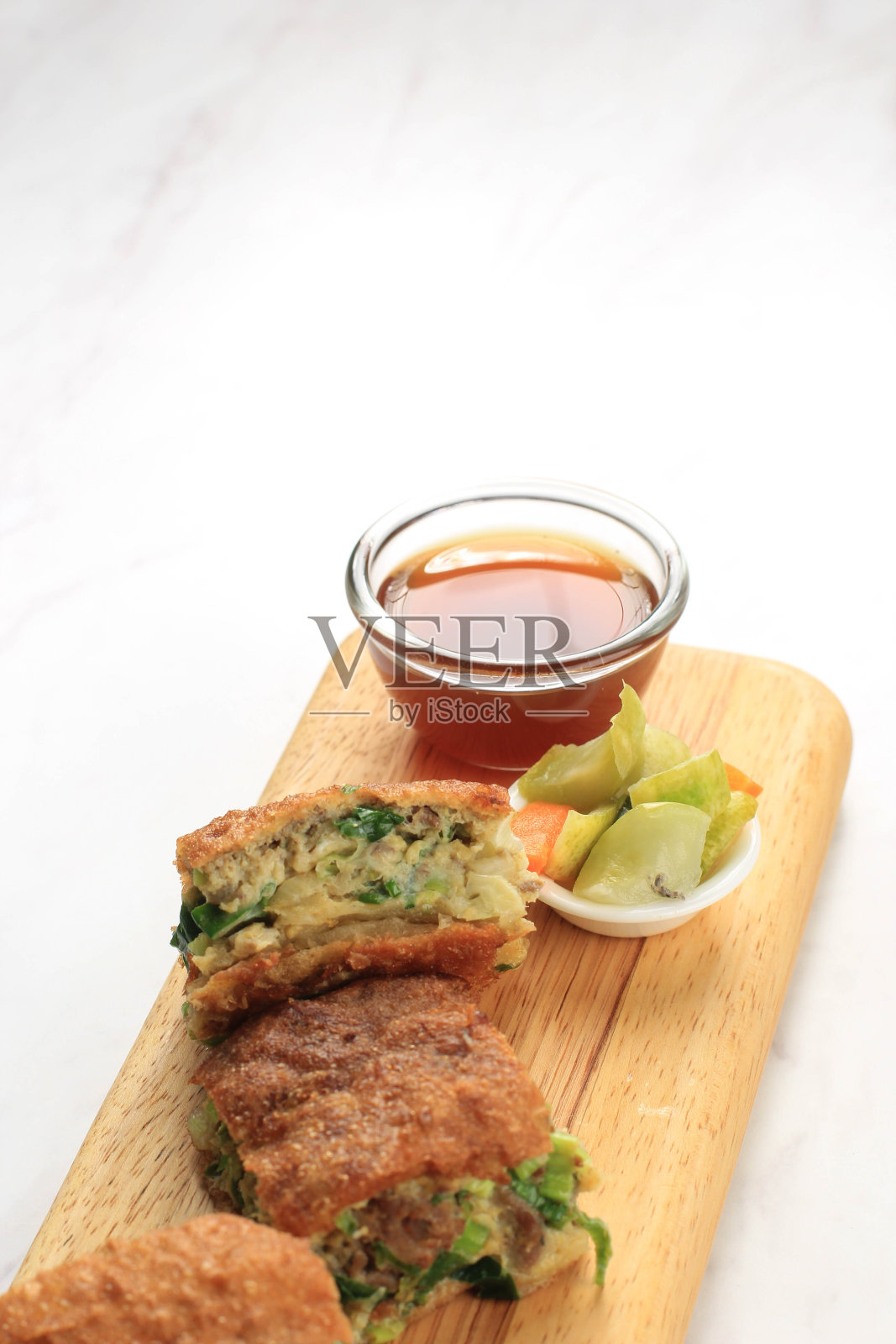 Martabak Telur是印尼很受欢迎的街头小吃。鸡蛋，葱，薄面糊包照片摄影图片