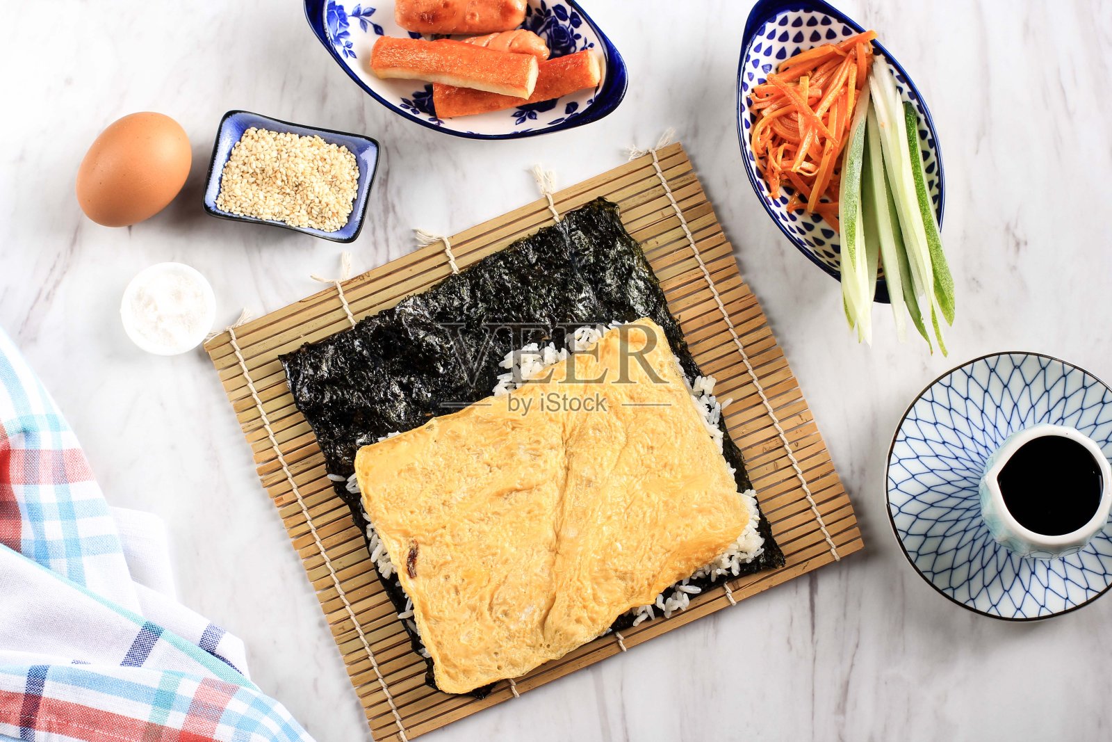 金饭是一种韩国食品，由蒸熟的白米饭和各种其他材料制成，卷在金里。使gimbab照片摄影图片