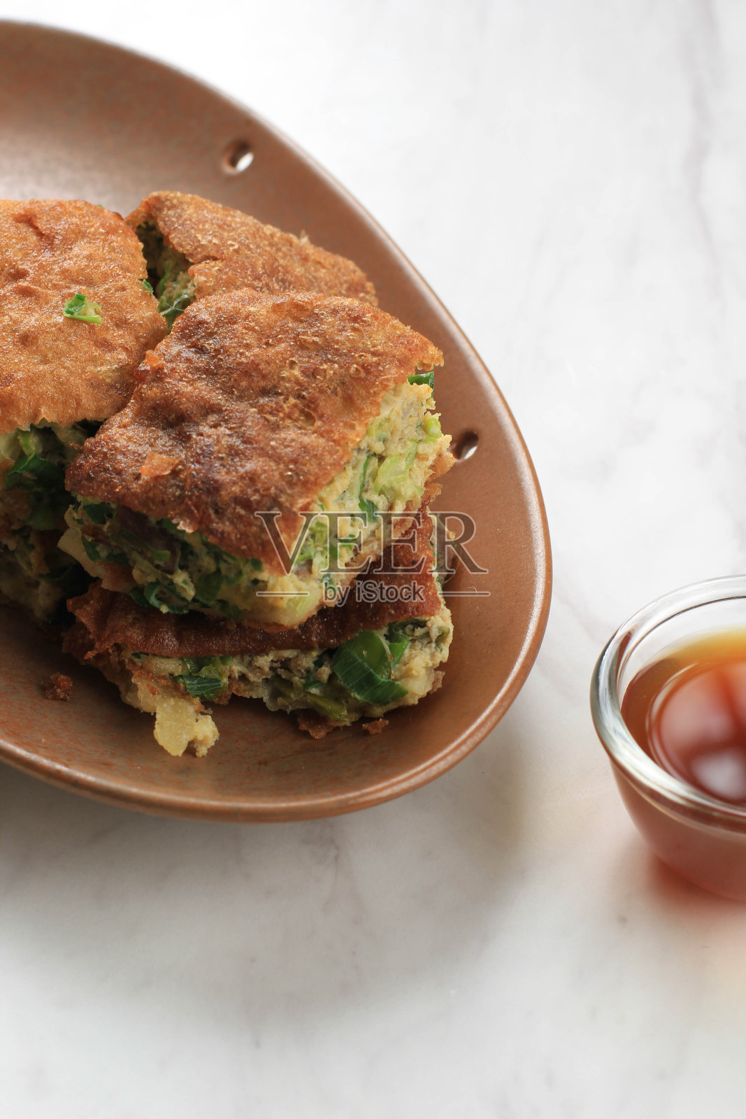 Martabak Telur是印尼很受欢迎的街头小吃。鸡蛋，葱，薄面糊包照片摄影图片