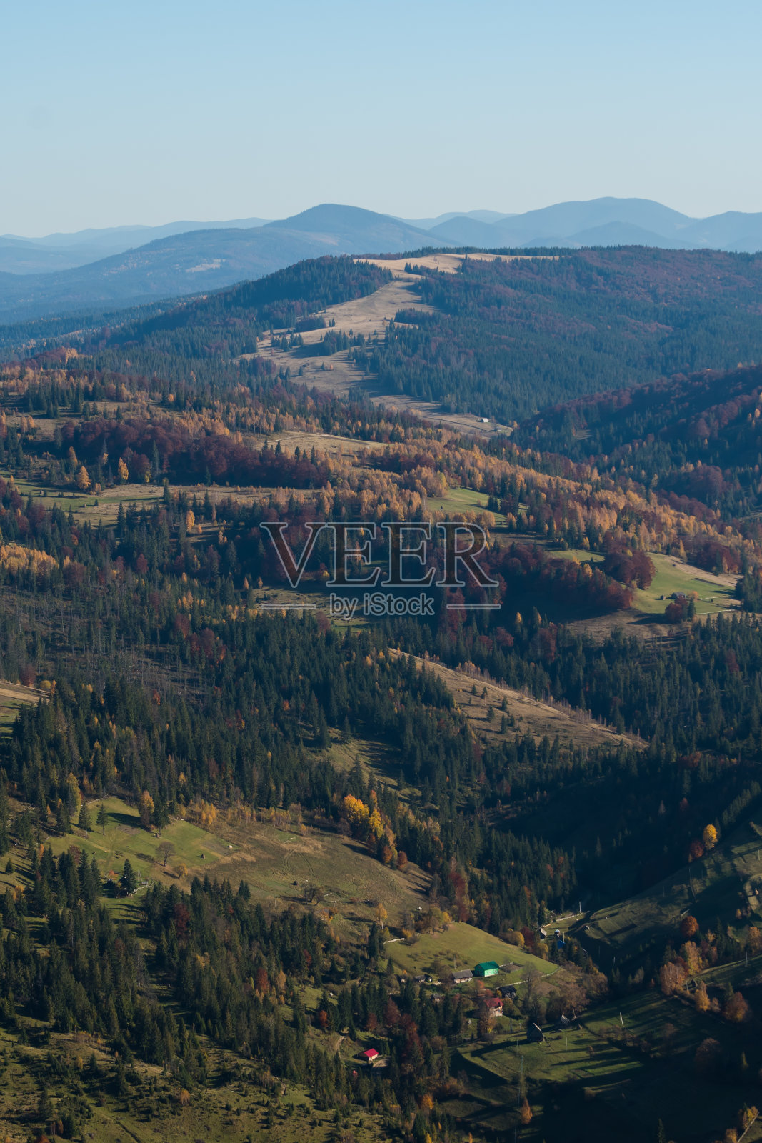 拉夫斯科镇附近喀尔巴阡山脉贝斯基德地区的秋天照片摄影图片