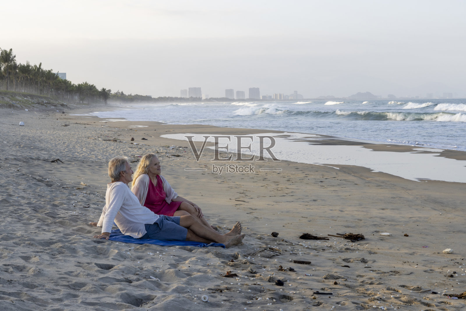 一起在沙滩上放松照片摄影图片