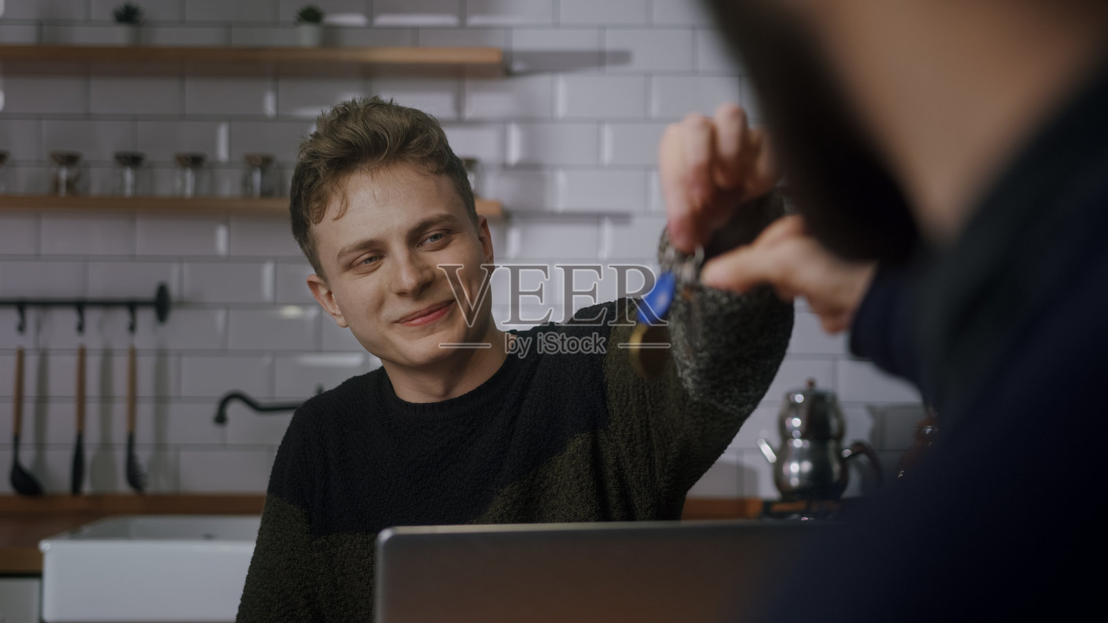 留着胡子的男人在办公室会议上与房地产经纪人讨论公寓购买事宜，握手并获得自己住宿的钥匙照片摄影图片