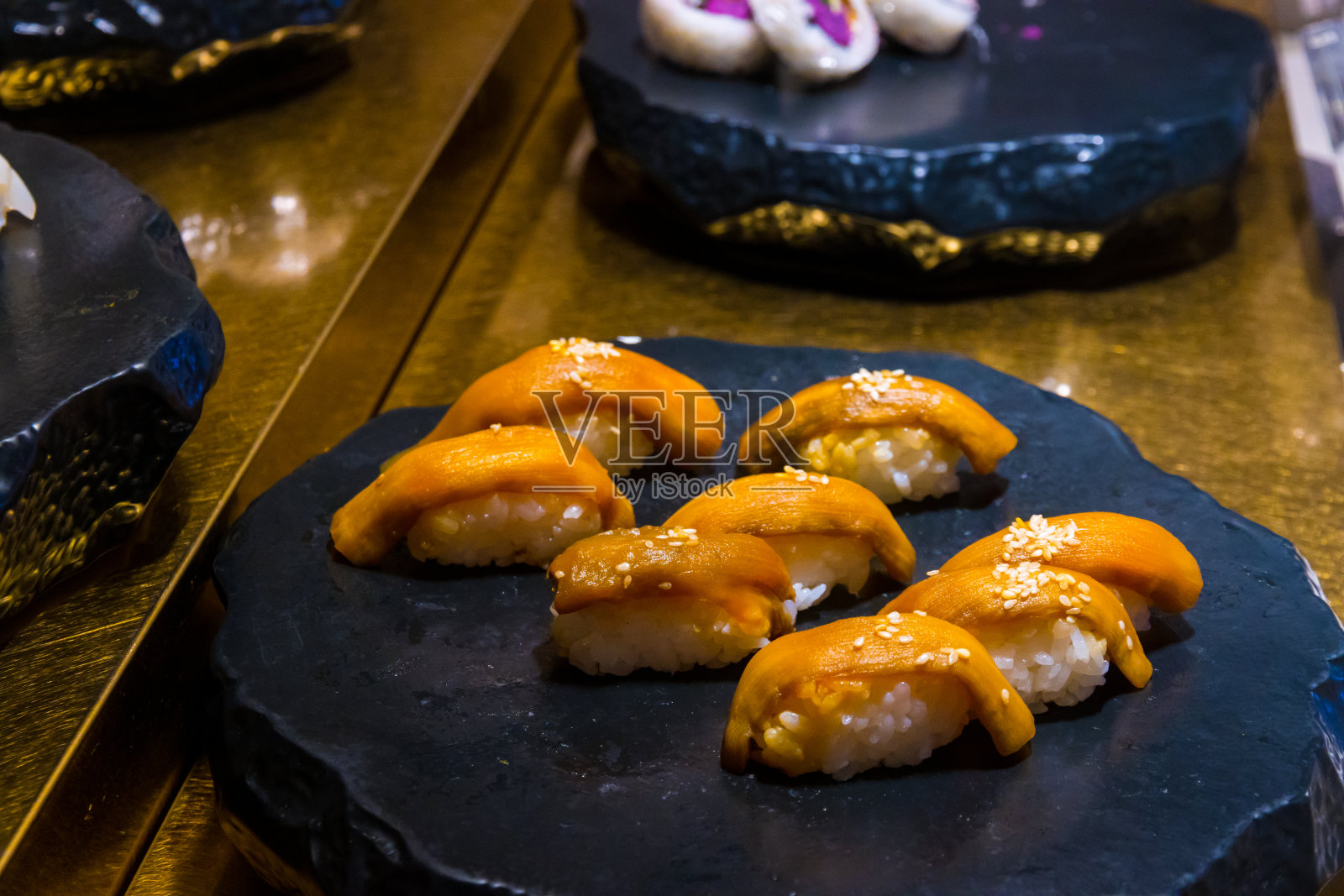 在台湾台北，看起来像真正的日本寿司的素食寿司照片摄影图片