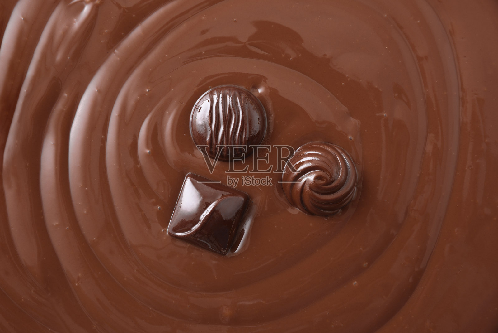 三种不同的黑巧克力夹心蘸奶油(俯视图)照片摄影图片