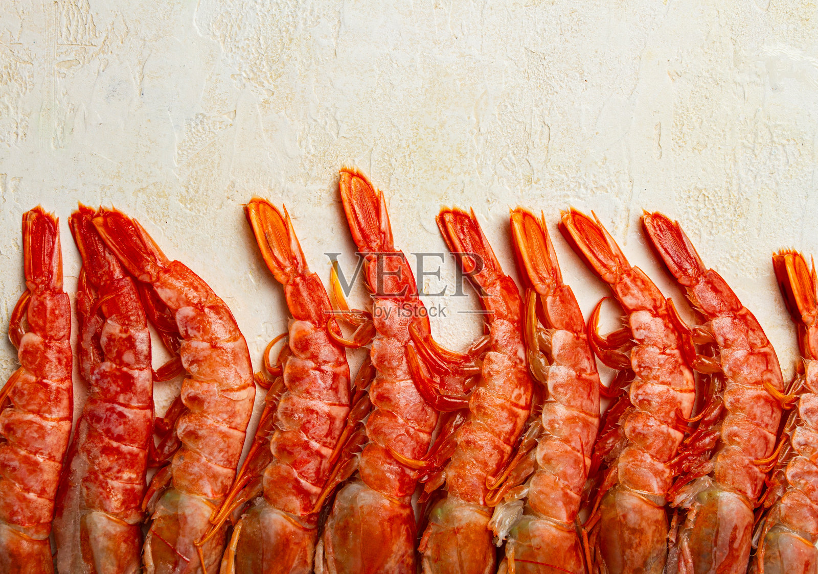 澳大利亚小龙虾，新鲜冷冻的小龙虾，在浅色背景下，俯视图，照片摄影图片