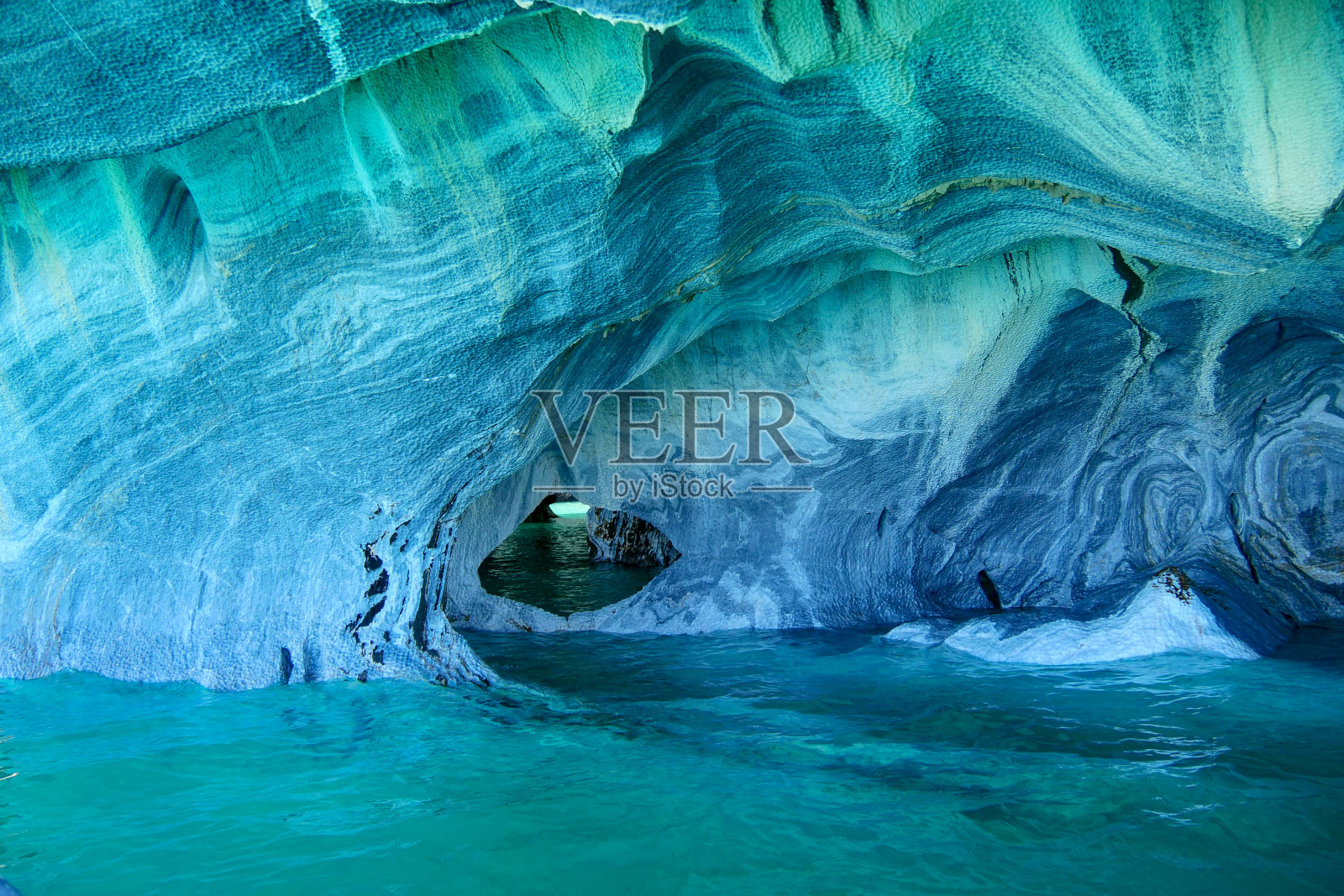 大理石洞穴雕刻的蓝色小教堂或绿松石一般Cerrerra湖上的Cuevas de Marmol。地点:Puerto Sanchez，智利照片摄影图片