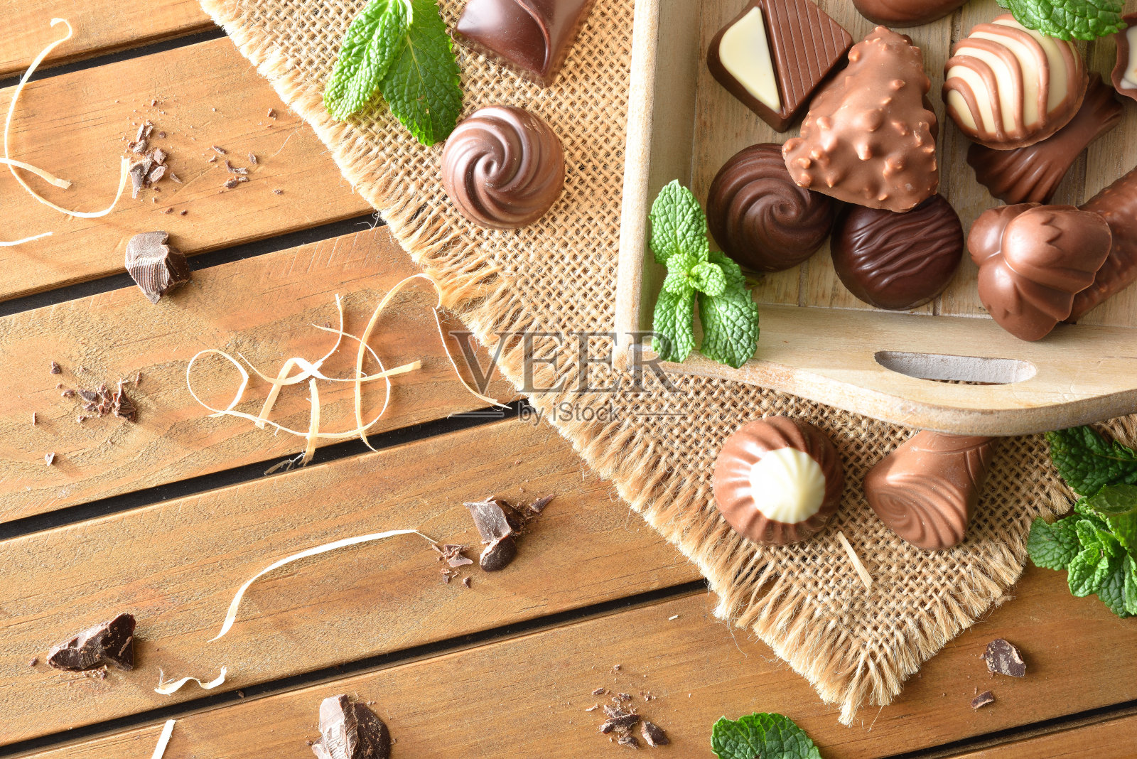 有机农业巧克力托盘上的木桌与薄荷照片摄影图片